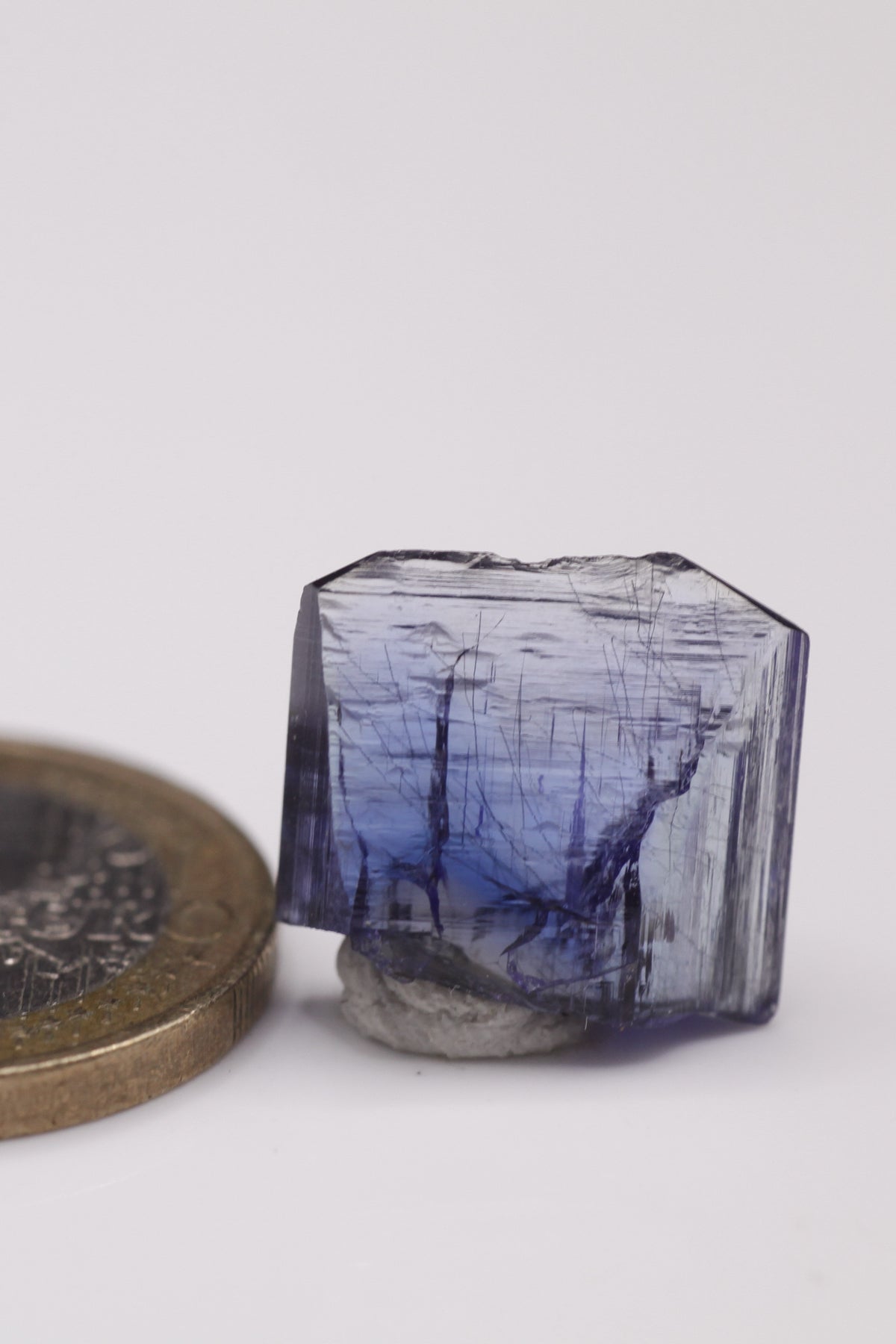 Tanzanite - Mine Mineral Market : A002 Schöner blauer Kristall mit Endflächen, sehr gutem Glanz und hervorragendem Pleochroismus von blau nach gelb bzw. blau nach violett.
