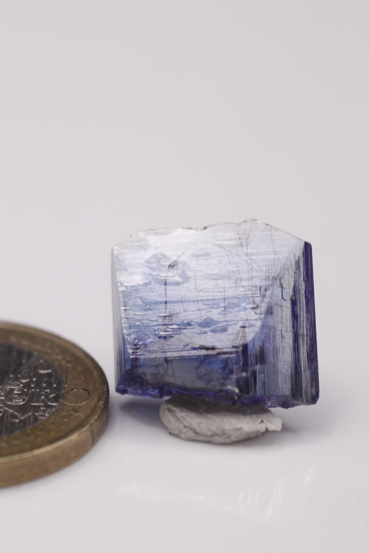 Tanzanite - Mine Mineral Market : A002 Schöner blauer Kristall mit Endflächen, sehr gutem Glanz und hervorragendem Pleochroismus von blau nach gelb bzw. blau nach violett.