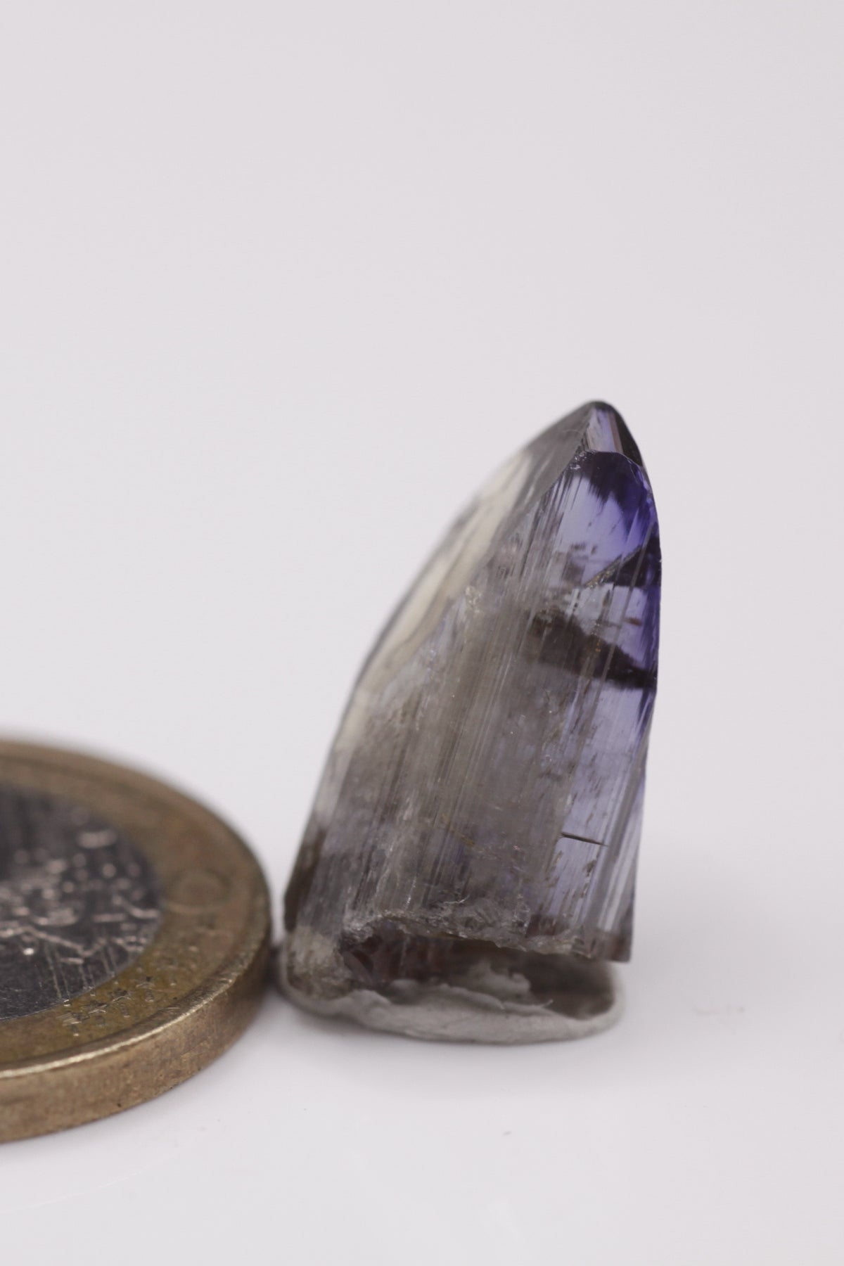 Tanzanite - Mine Mineral Market : A004 Unbeschädigter schön transparenter Kristall mit sehr gutem Trichroismus und gutem Glanz.