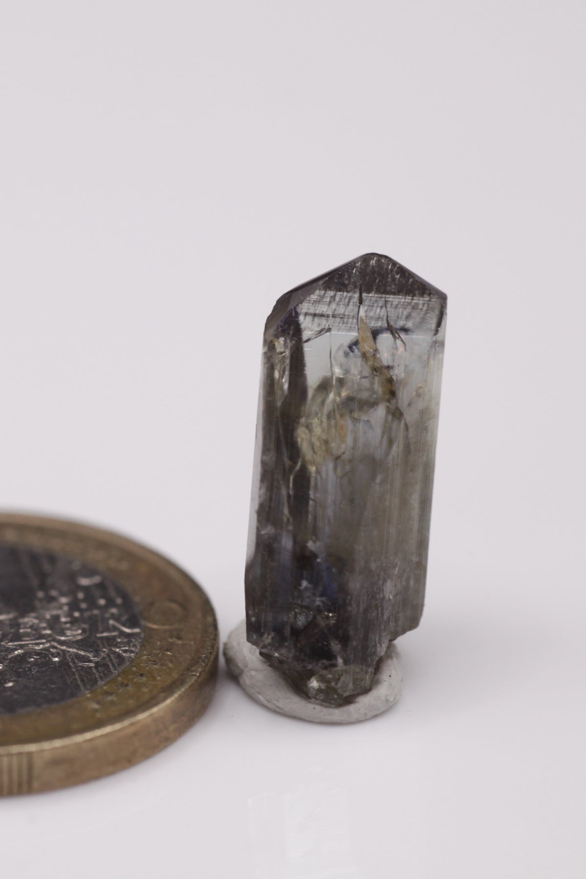 Tanzanite - Mine Mineral Market : A004 Unbeschädigter schön transparenter Kristall mit sehr gutem Trichroismus und gutem Glanz.