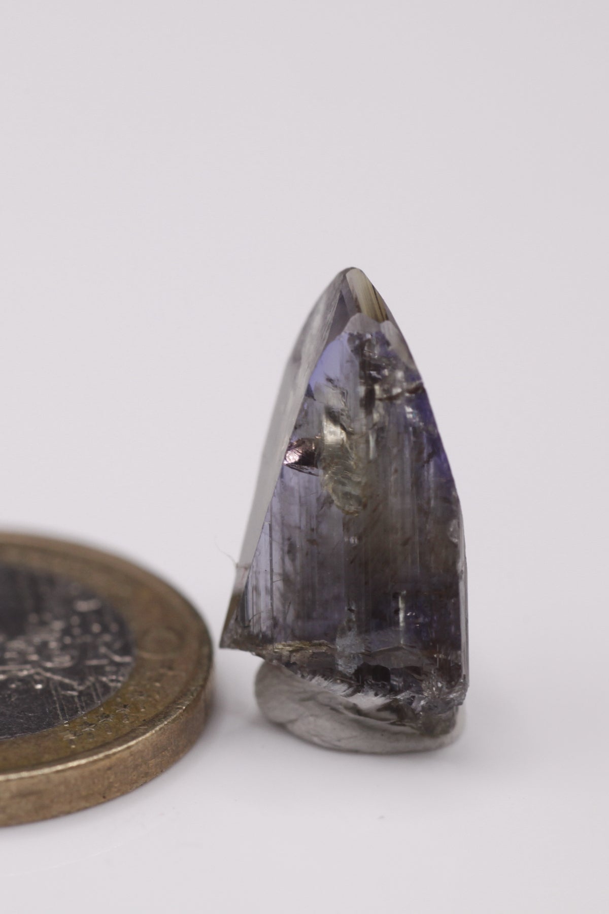 Tanzanite - Mine Mineral Market : A004 Unbeschädigter schön transparenter Kristall mit sehr gutem Trichroismus und gutem Glanz.