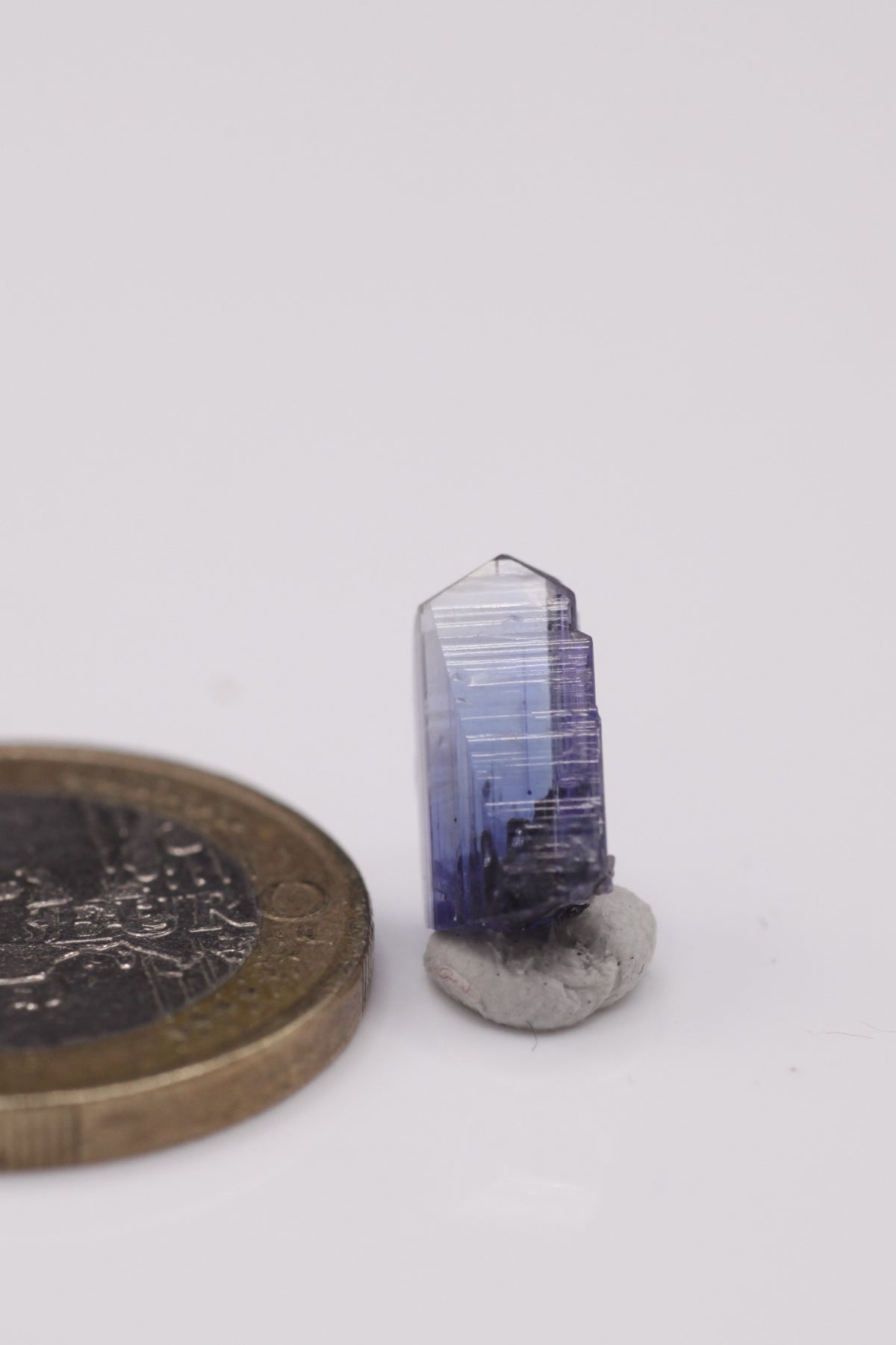 Tanzanite  - Mine Mineral Market :    A005 Ein kleiner blau violetter Kristall von Facettierqualität mit sehr gutem Trichroismus. Hervorragender Glanz und unbeschädigt.