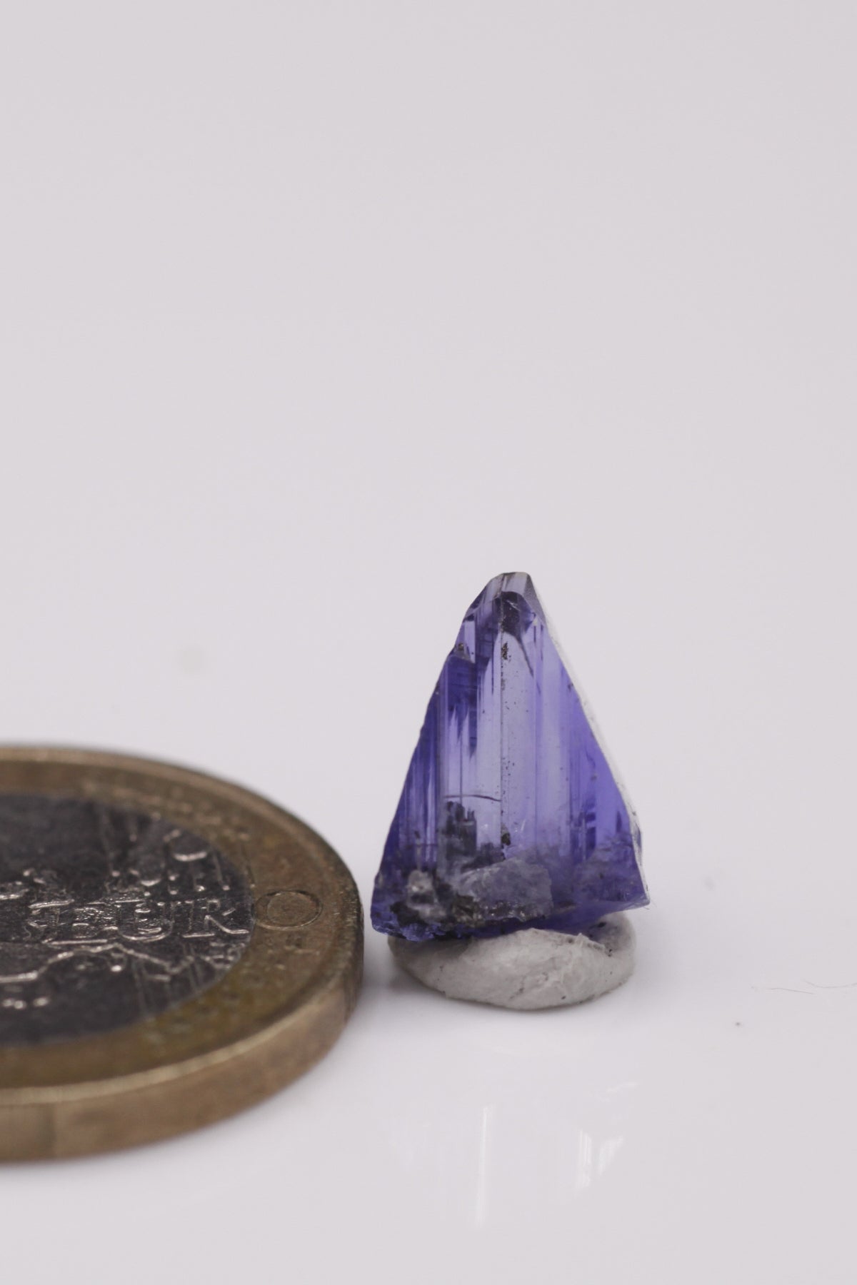 Tanzanite  - Mine Mineral Market :    A005 Ein kleiner blau violetter Kristall von Facettierqualität mit sehr gutem Trichroismus. Hervorragender Glanz und unbeschädigt.