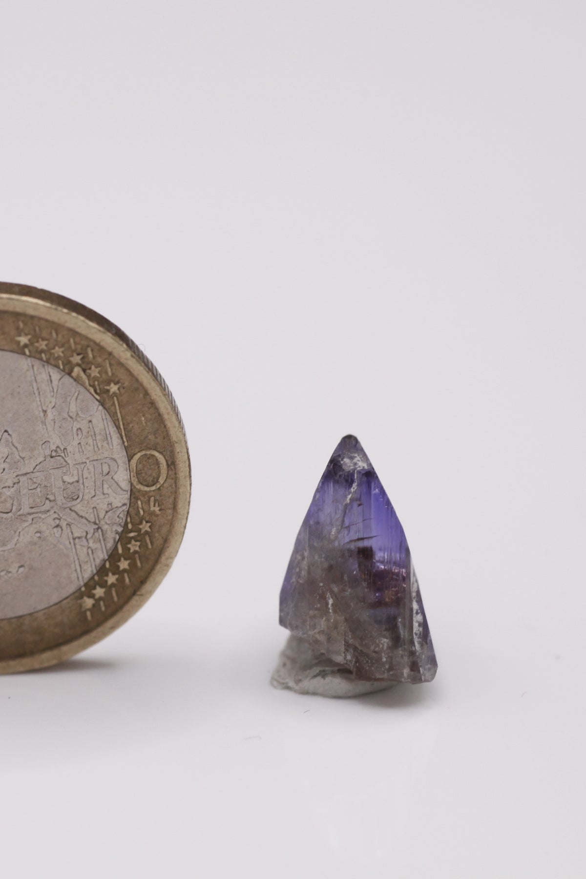 Tanzanite  - Mine Mineral Market :    A008 Ein kleinerer violetter Kristall mit sehr gutem Glanz, im oberen Bereich facettierbar, mit guter Endfläche und Pleochroismus