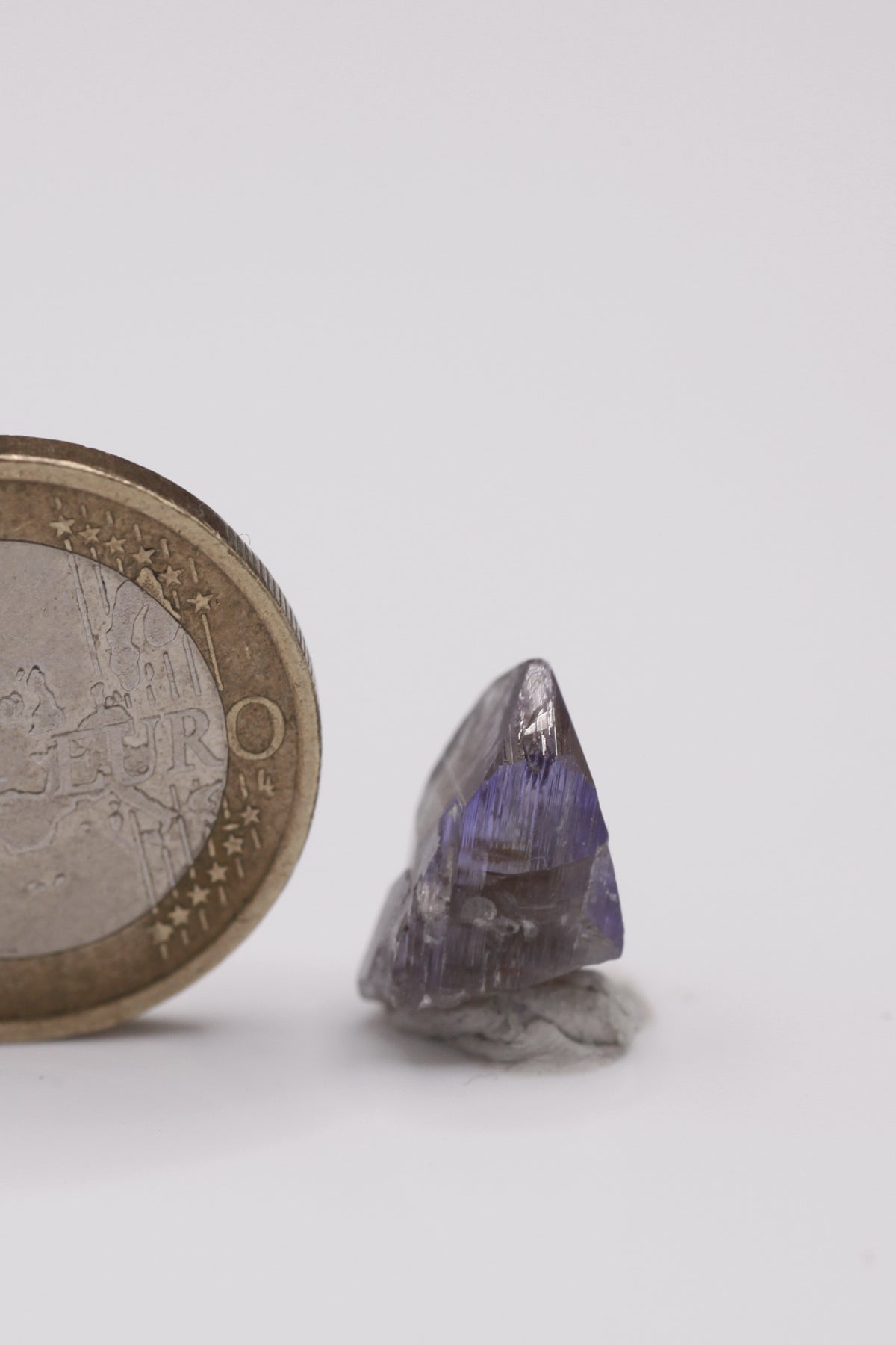 Tanzanite  - Mine Mineral Market :    A008 Ein kleinerer violetter Kristall mit sehr gutem Glanz, im oberen Bereich facettierbar, mit guter Endfläche und Pleochroismus