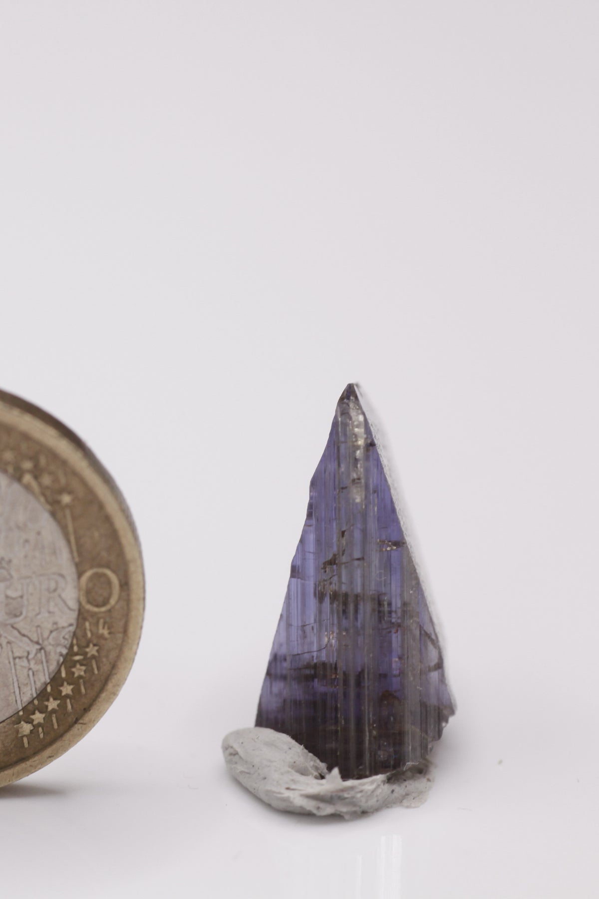 Tanzanite - Mine Mineral Market : A011 Ein nahezu klarer Tansanit mit sehr gutem Pleochroismus. Eine abgebrochene Seite ist wieder verheilt.