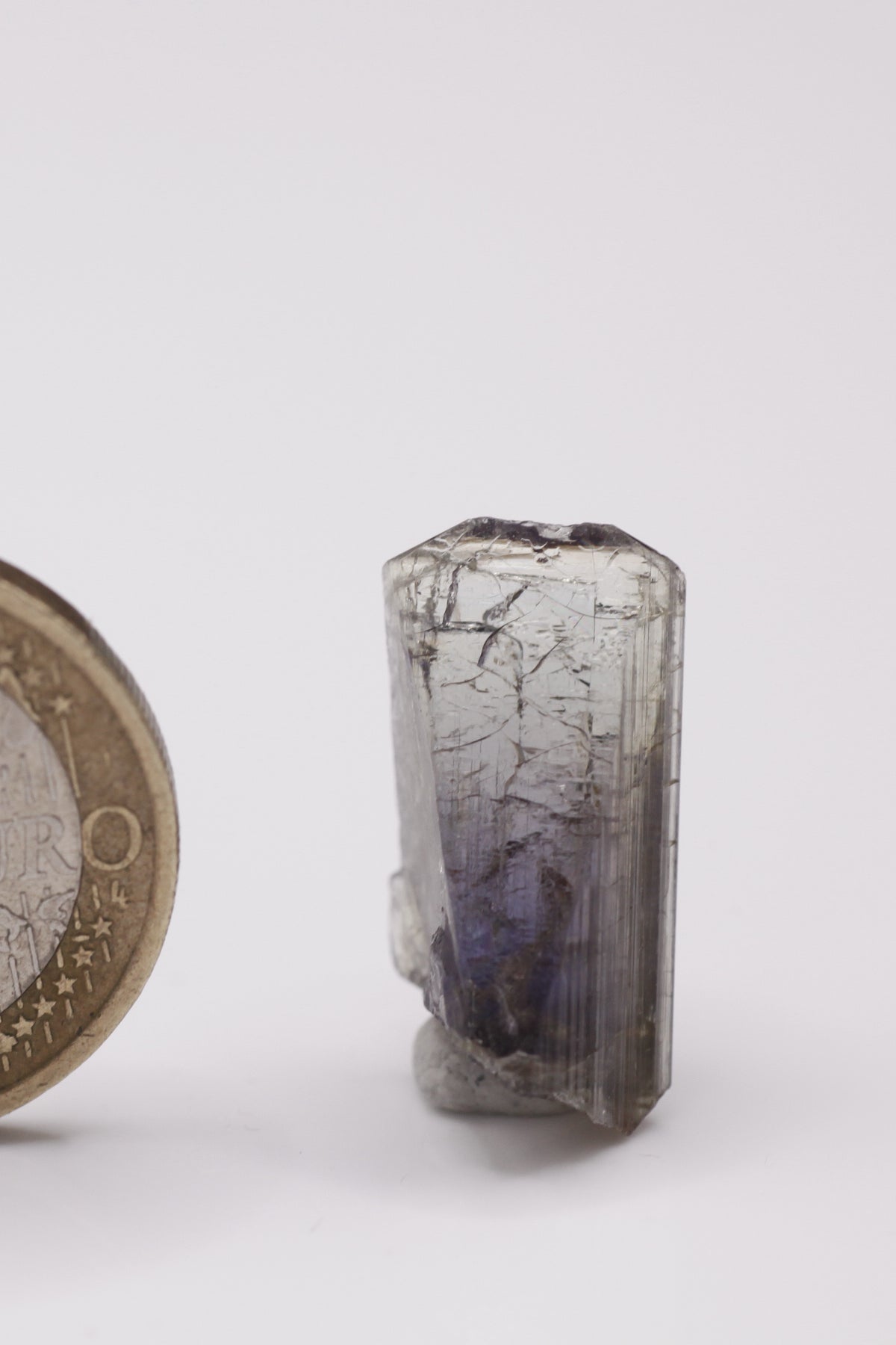 Tanzanite - Mine Mineral Market : A011 Ein nahezu klarer Tansanit mit sehr gutem Pleochroismus. Eine abgebrochene Seite ist wieder verheilt.