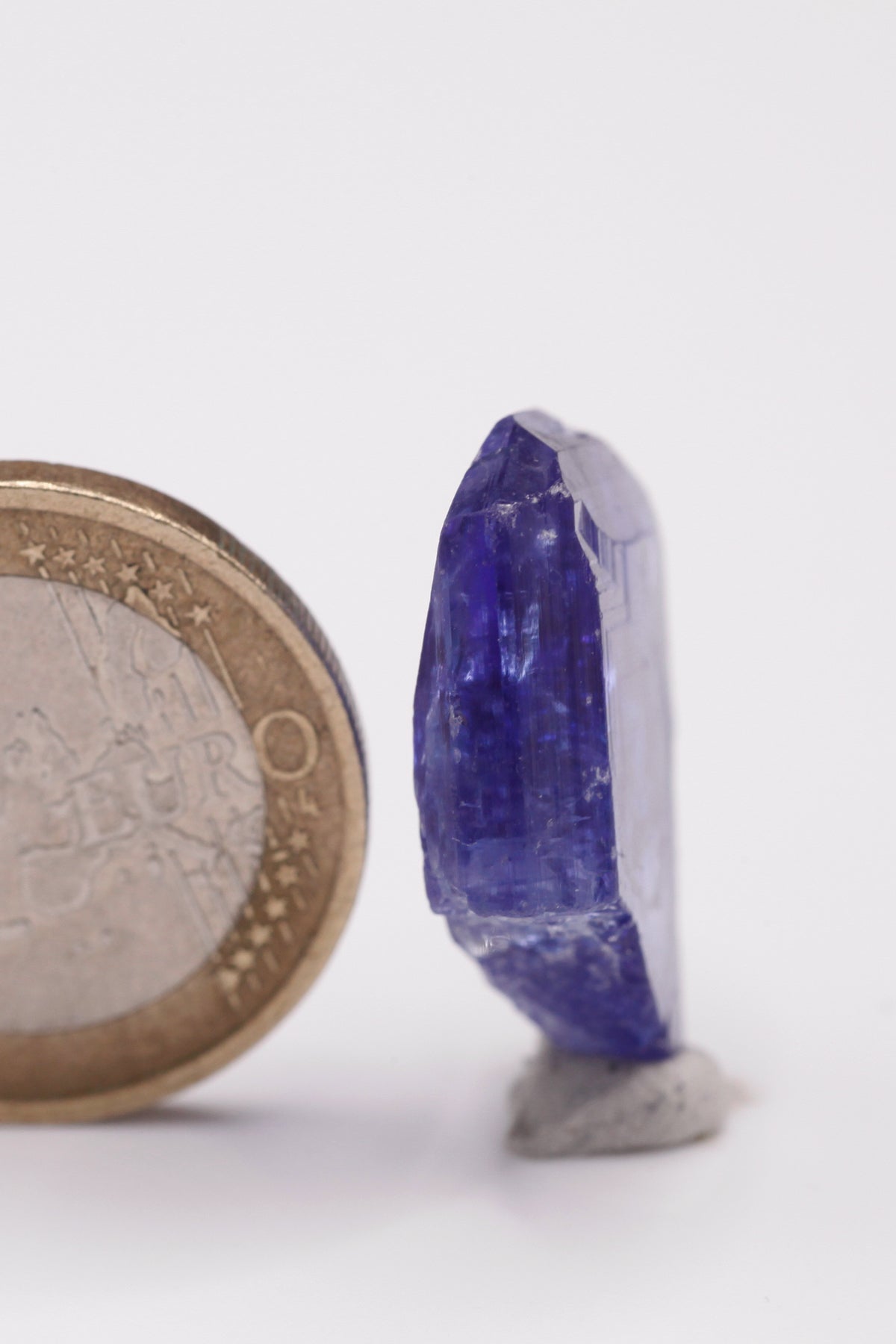 Tanzanite - Mine Mineral Market : A030 Ein wunderbar klarer, dunkelblauer Kristall mit sehr gutem Glanz.