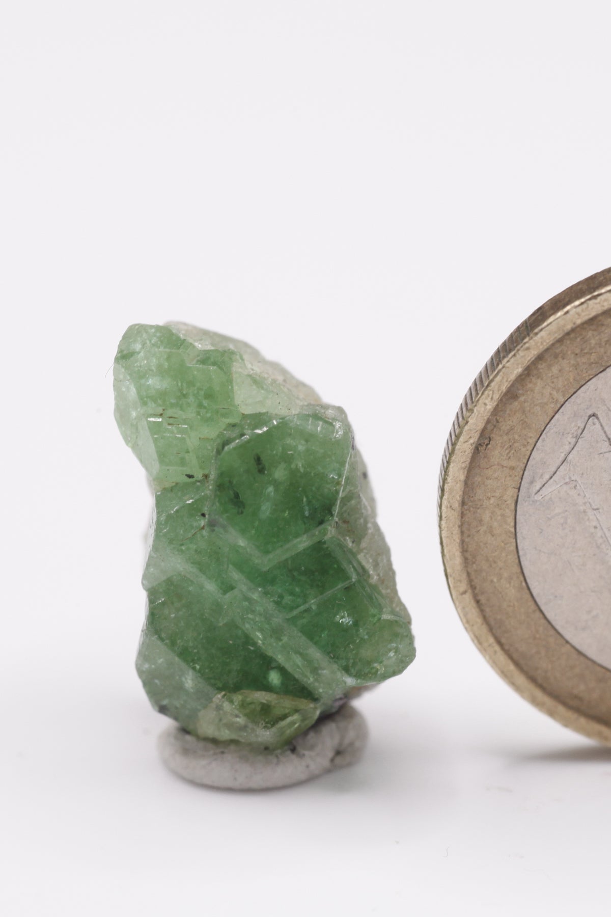 Tsavorite - Mine Mineral Market : A062 Eine kleine Stufe von Tsavorit-Kristallen mit guter Farbe.