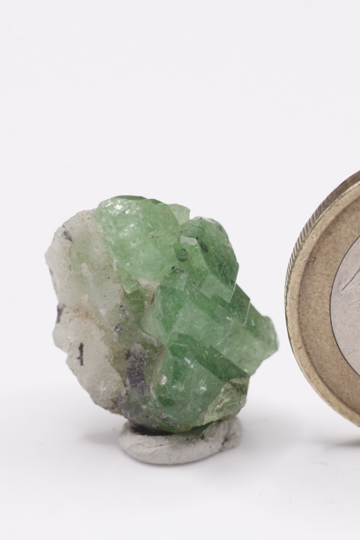 Tsavorite - Mine Mineral Market : A062 Eine kleine Stufe von Tsavorit-Kristallen mit guter Farbe.
