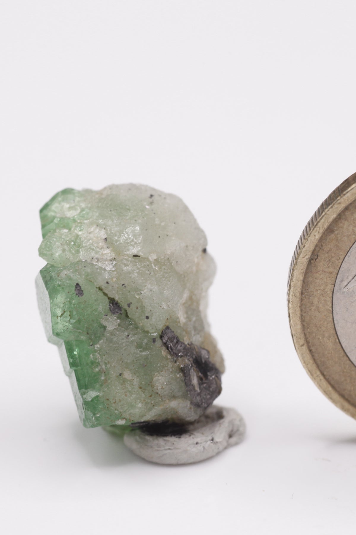 Tsavorite - Mine Mineral Market : A062 Eine kleine Stufe von Tsavorit-Kristallen mit guter Farbe.