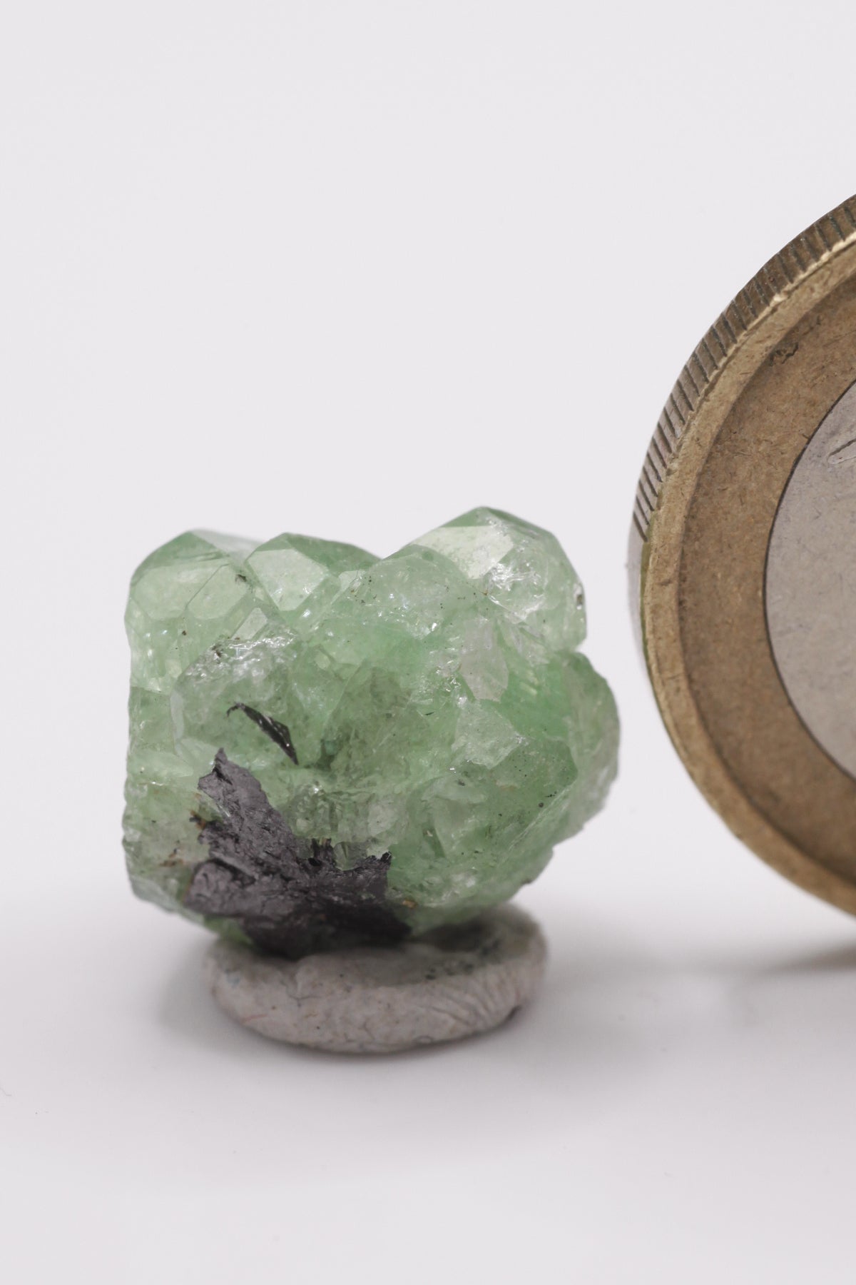 Tsavorite - Mine Mineral Market : A063 Ein Kristall-Agglomerat von lindgrünen Kristallen mit sehr gutem Glanz.