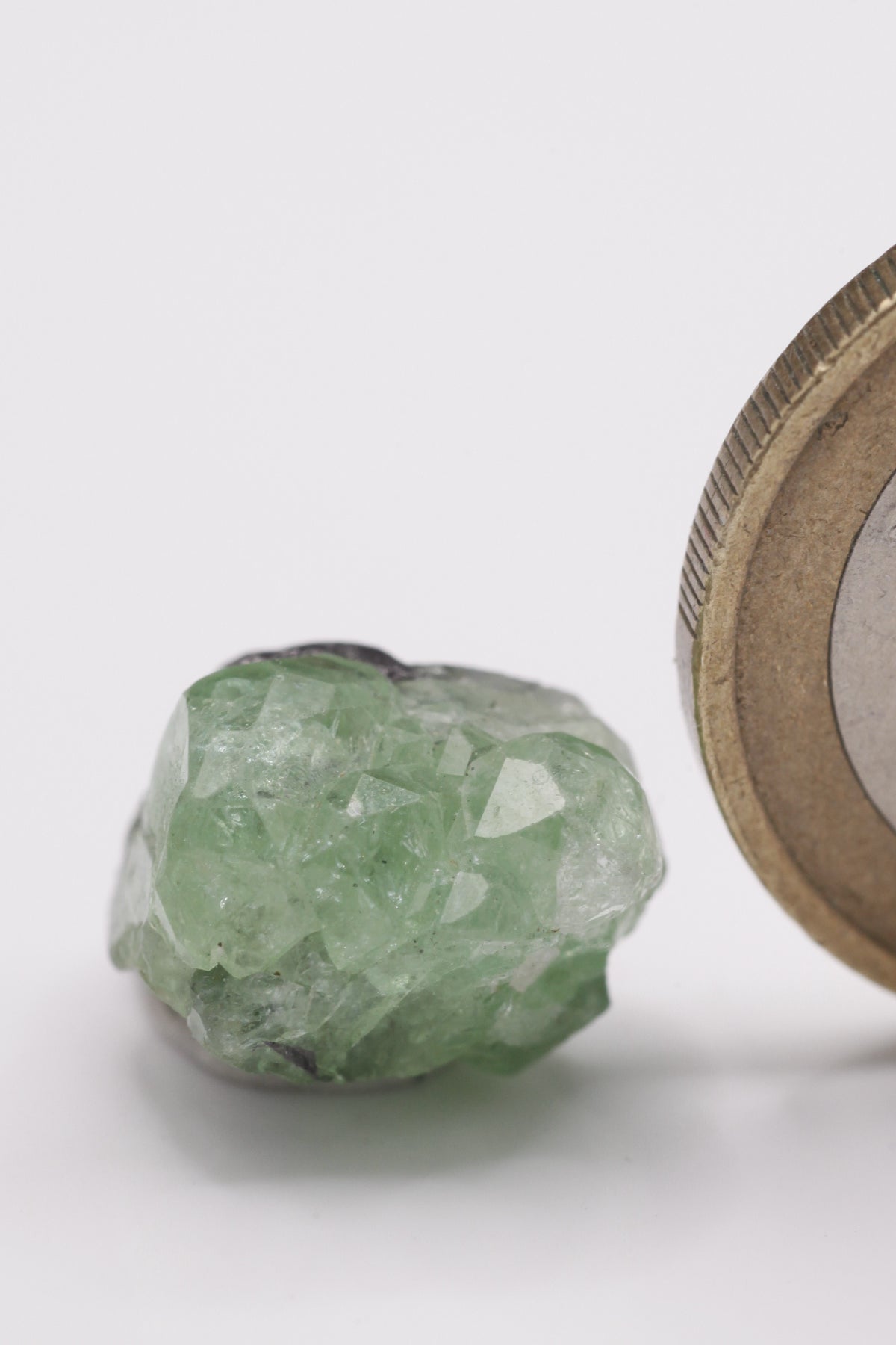 Tsavorite - Mine Mineral Market : A063 Ein Kristall-Agglomerat von lindgrünen Kristallen mit sehr gutem Glanz.