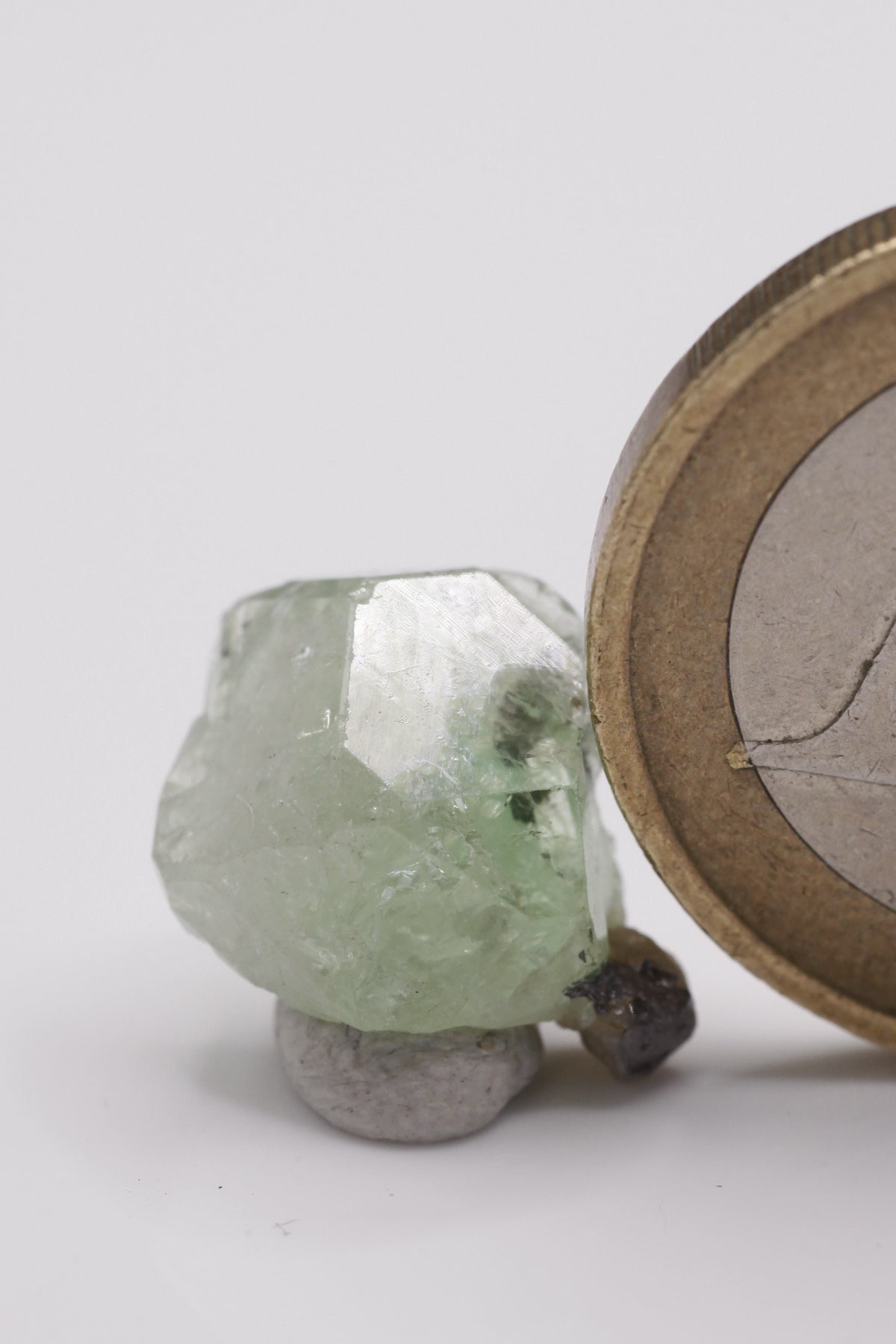 Tsavorite - Mine Mineral Market : A064 Ein flächenreicher lindgrüner Kristall mit sehr gutem Glanz.