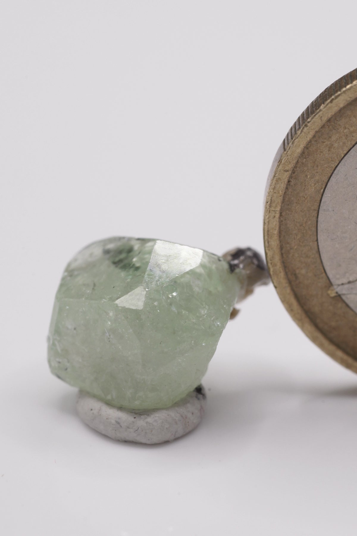 Tsavorite - Mine Mineral Market : A064 Ein flächenreicher lindgrüner Kristall mit sehr gutem Glanz.