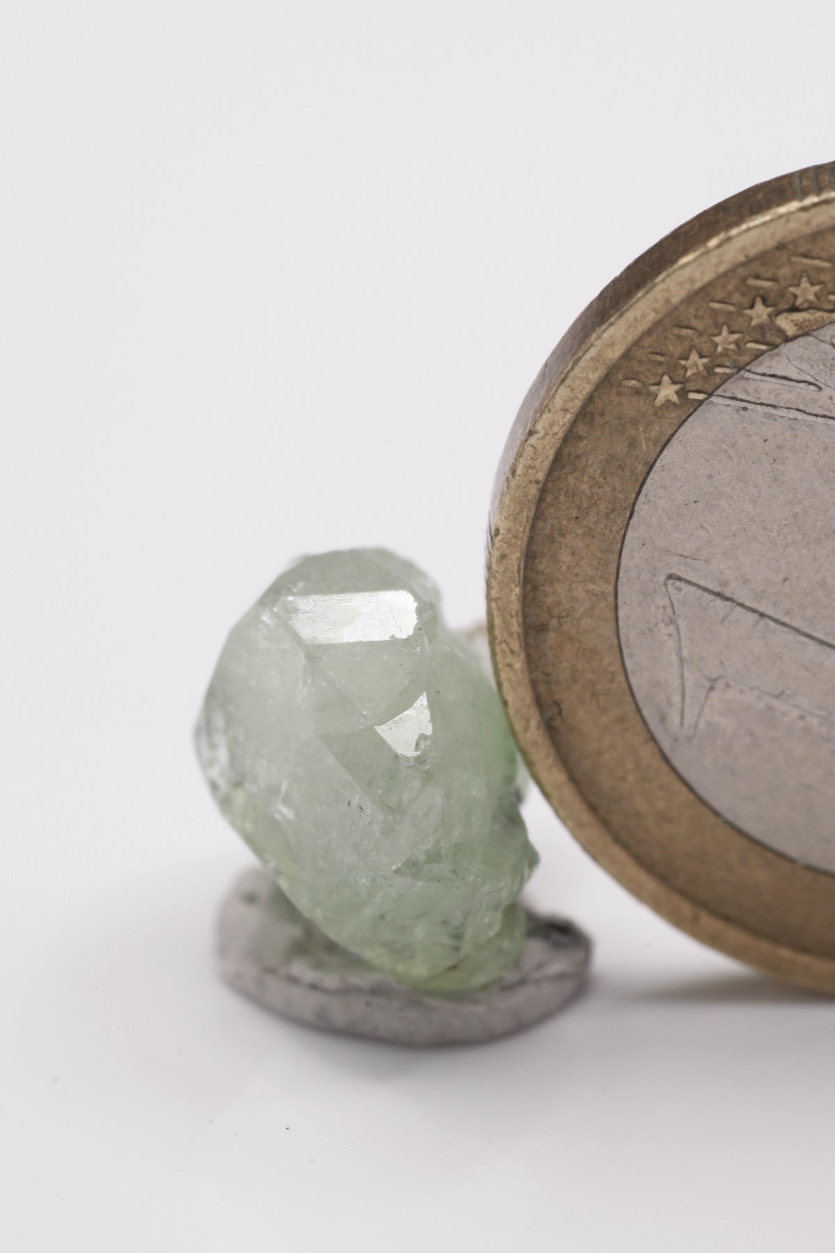 Tsavorite - Mine Mineral Market : A064 Ein flächenreicher lindgrüner Kristall mit sehr gutem Glanz.