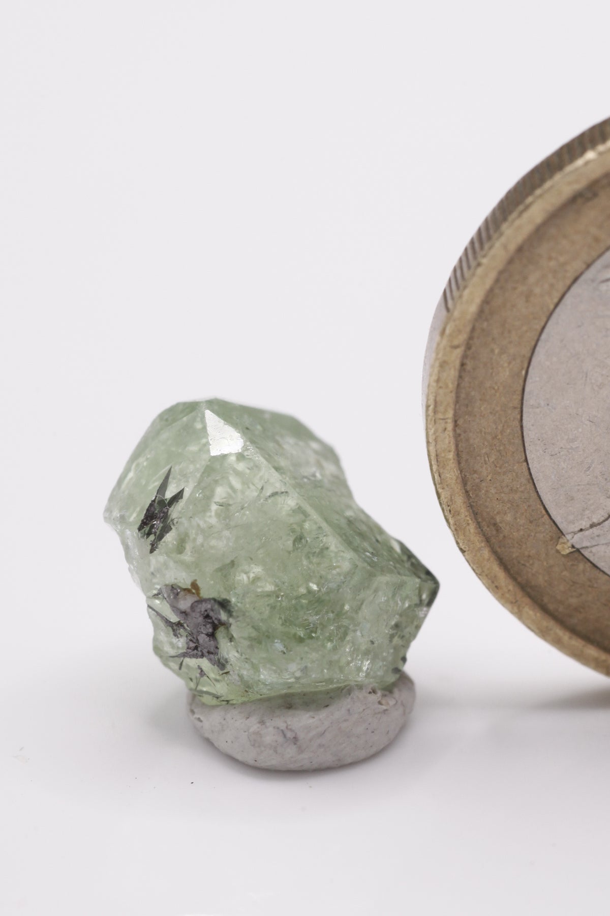 Tsavorite - Mine Mineral Market : A065 Ein lindgrüner Kristall mit sehr gutem Glanz.