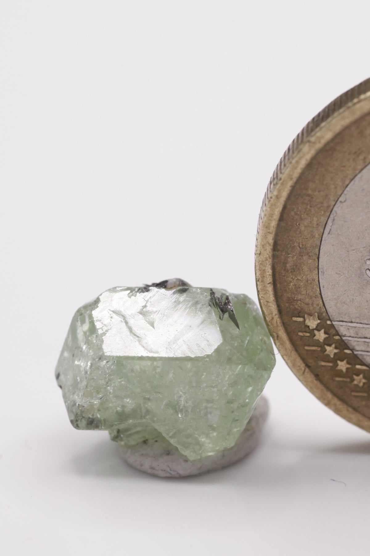 Tsavorite - Mine Mineral Market : A065 Ein lindgrüner Kristall mit sehr gutem Glanz.