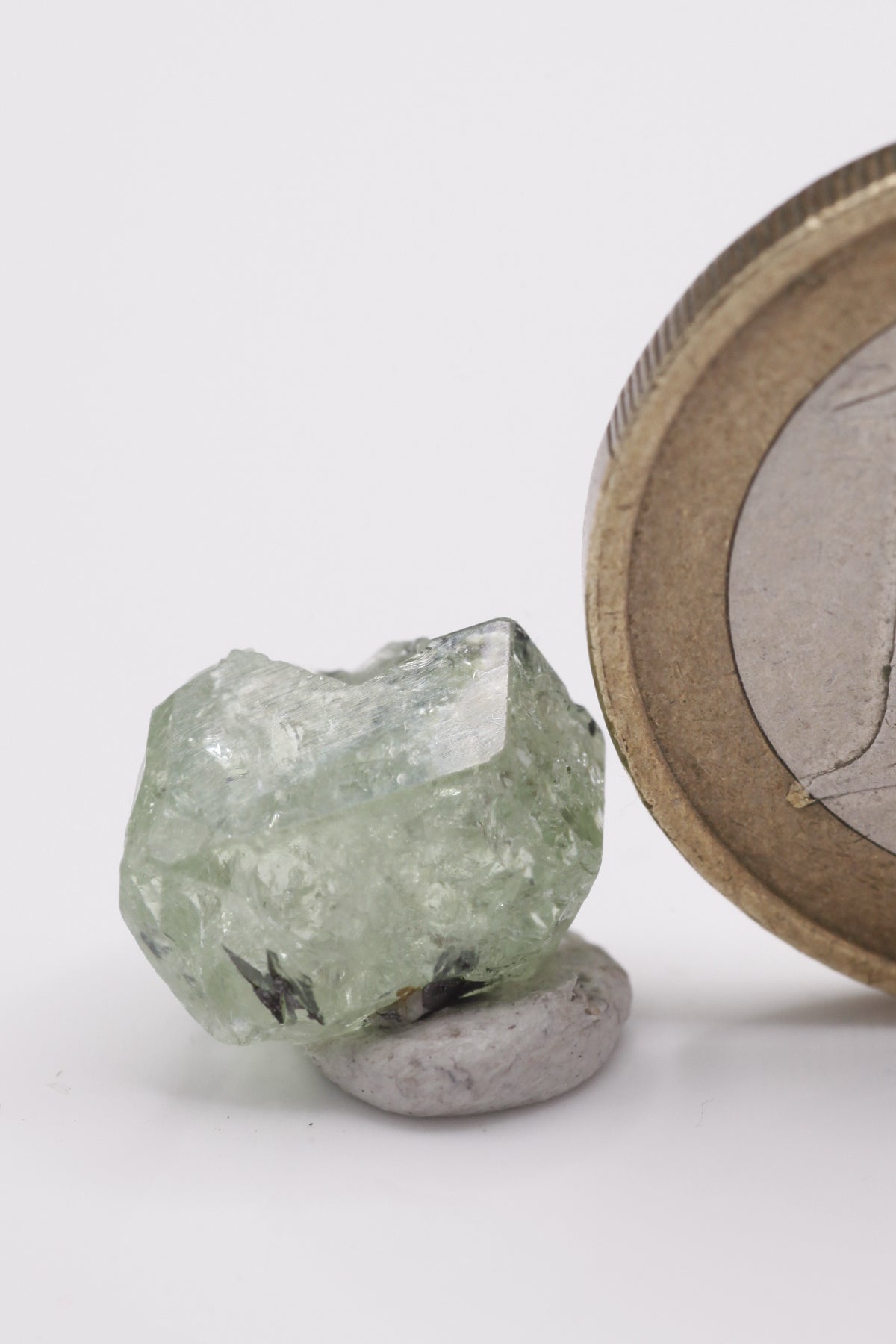 Tsavorite - Mine Mineral Market : A065 Ein lindgrüner Kristall mit sehr gutem Glanz.