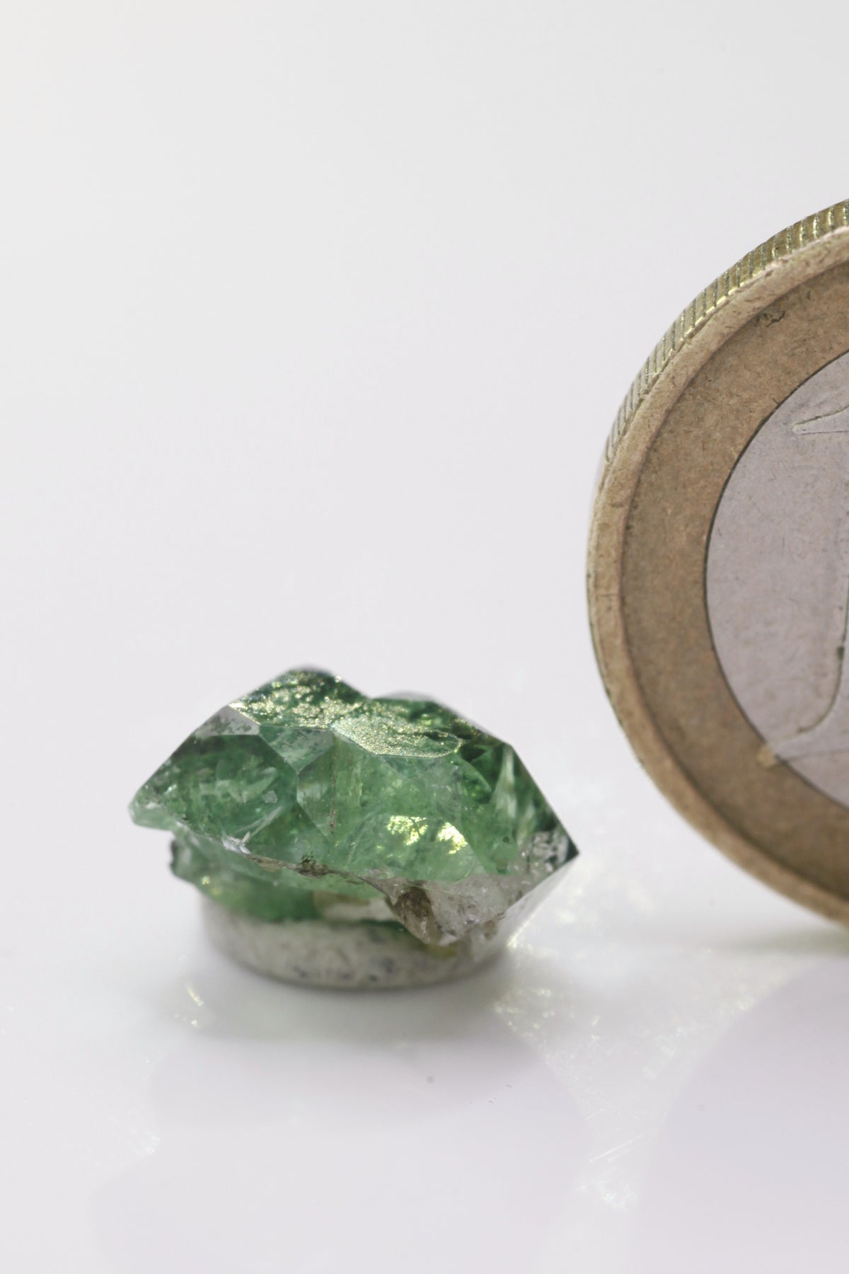 Tsavorite - Mine Mineral Market : A071 Zwei ineinander verwachsene transparente Kristalle von wunderbarer Farbe mit sehr gutem Glanz.