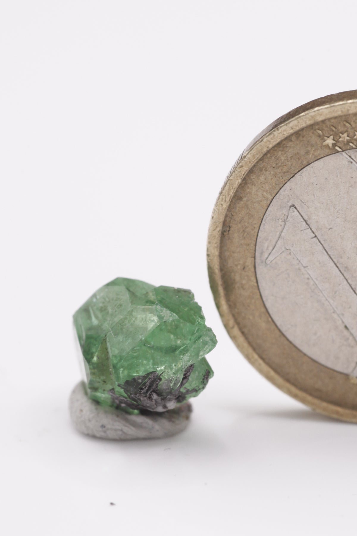 Tsavorite - Mine Mineral Market : A071 Zwei ineinander verwachsene transparente Kristalle von wunderbarer Farbe mit sehr gutem Glanz.