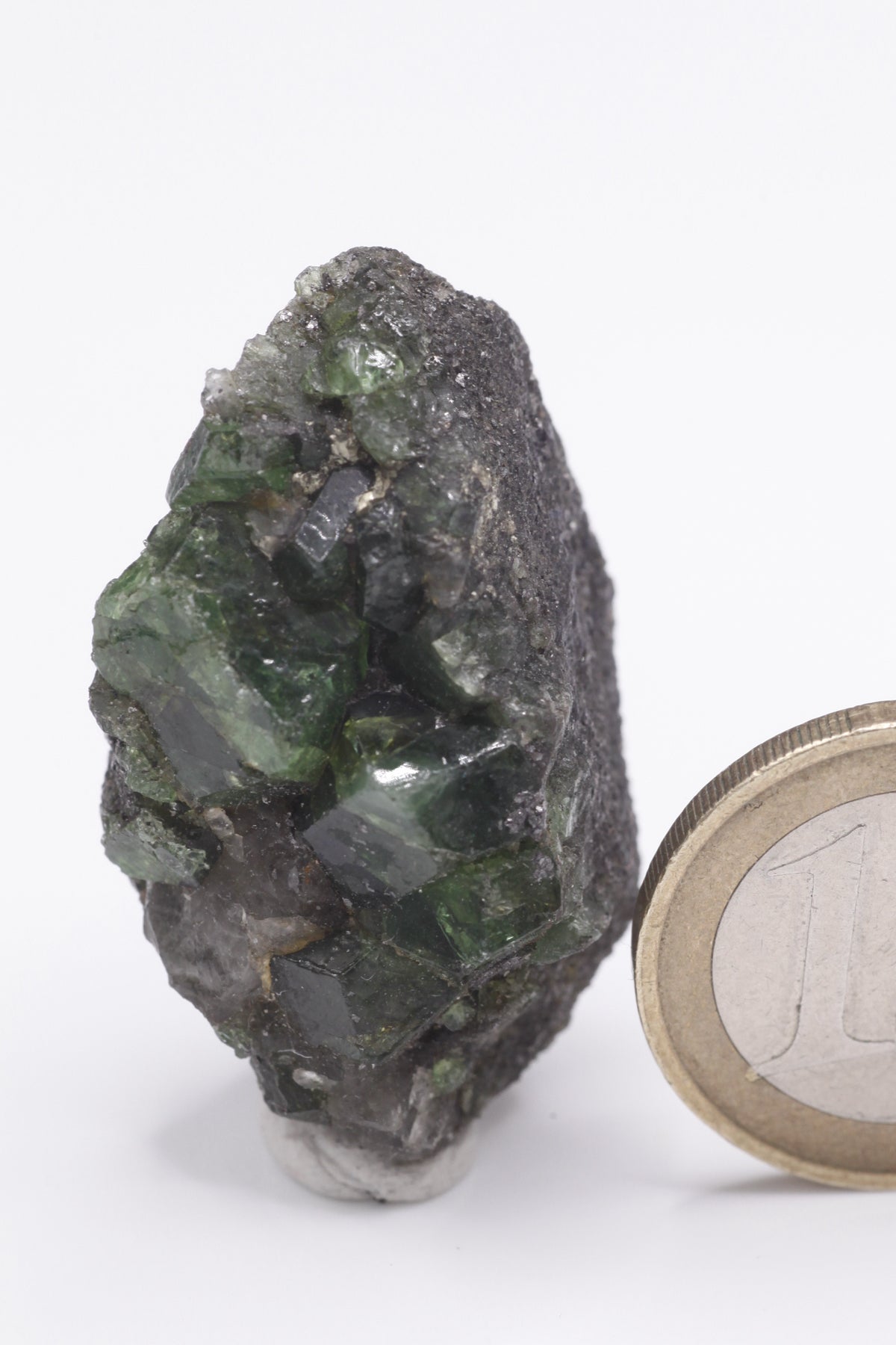 Tsavorite - Mine Mineral Market : A072 Ein großer dunkler Tsavoritkristall mit etwas Graphit und recht gutem Glanz.