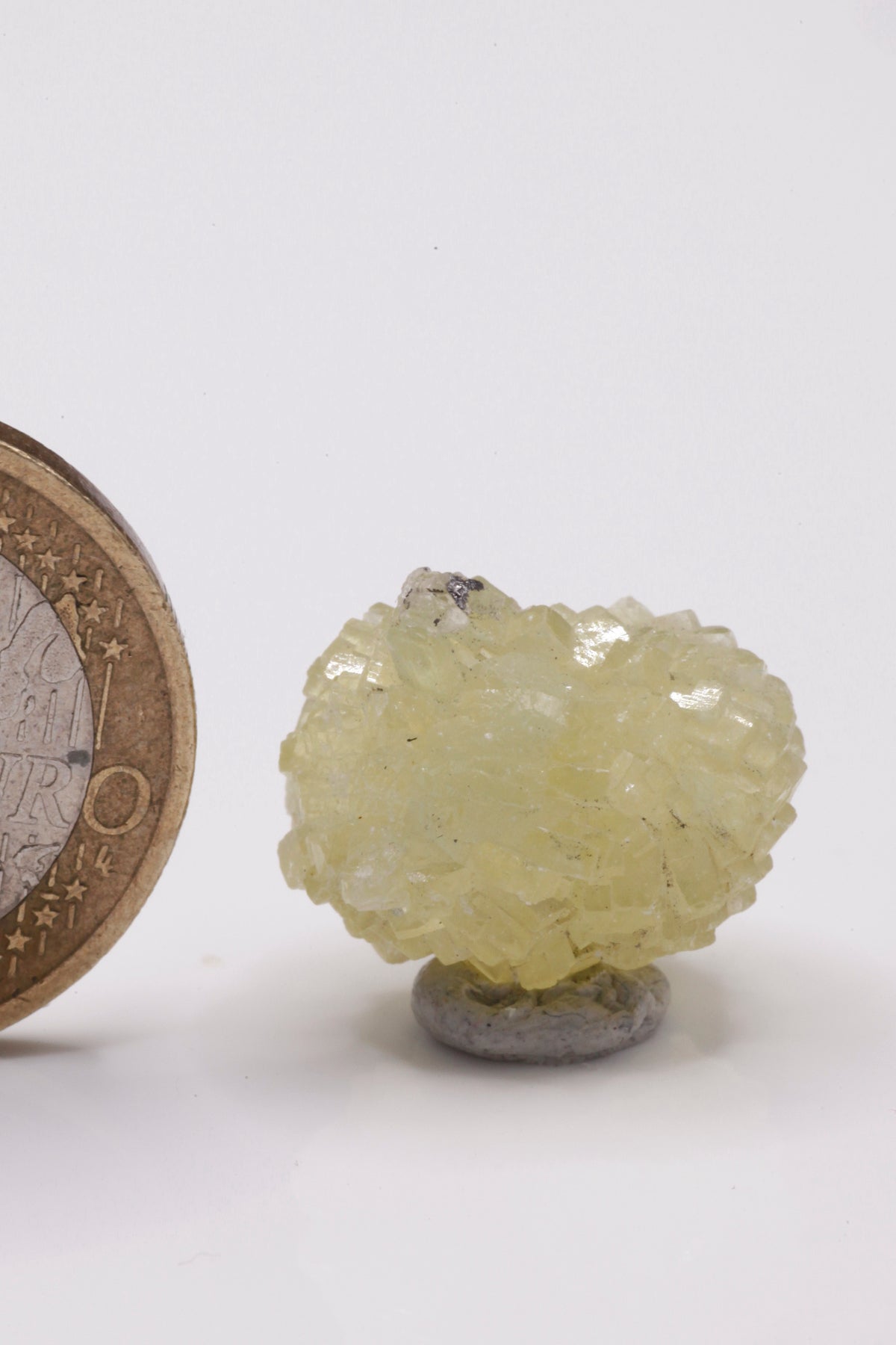 Prehnite - Mine Mineral Market : A120 Rundherum mit gelben kleinen Kristallspitzen besetzte längliche Kugel