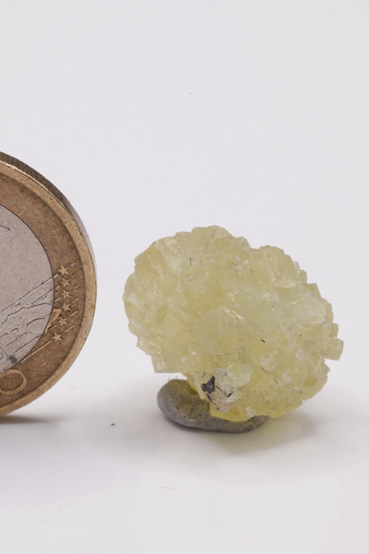 Prehnite - Mine Mineral Market : A120 Rundherum mit gelben kleinen Kristallspitzen besetzte längliche Kugel