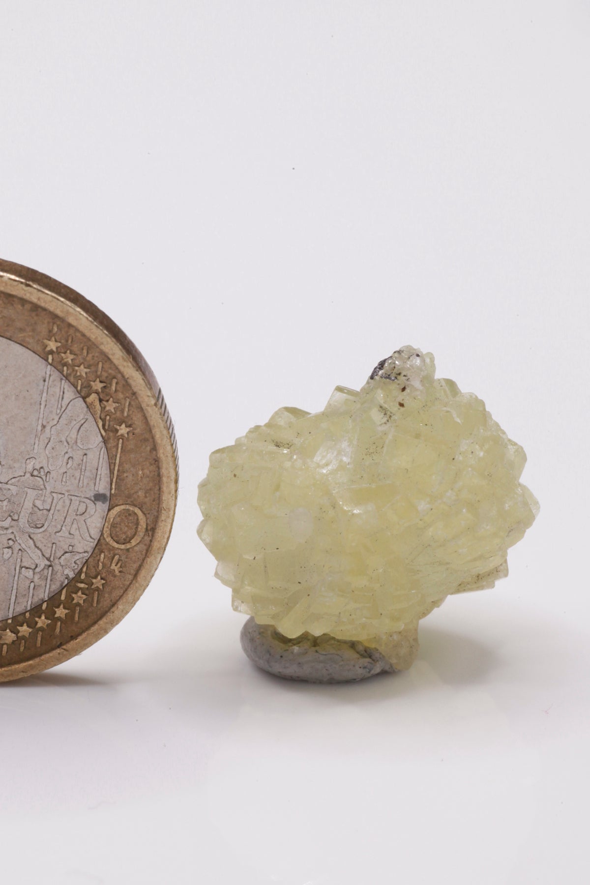 Prehnite - Mine Mineral Market : A120 Rundherum mit gelben kleinen Kristallspitzen besetzte längliche Kugel