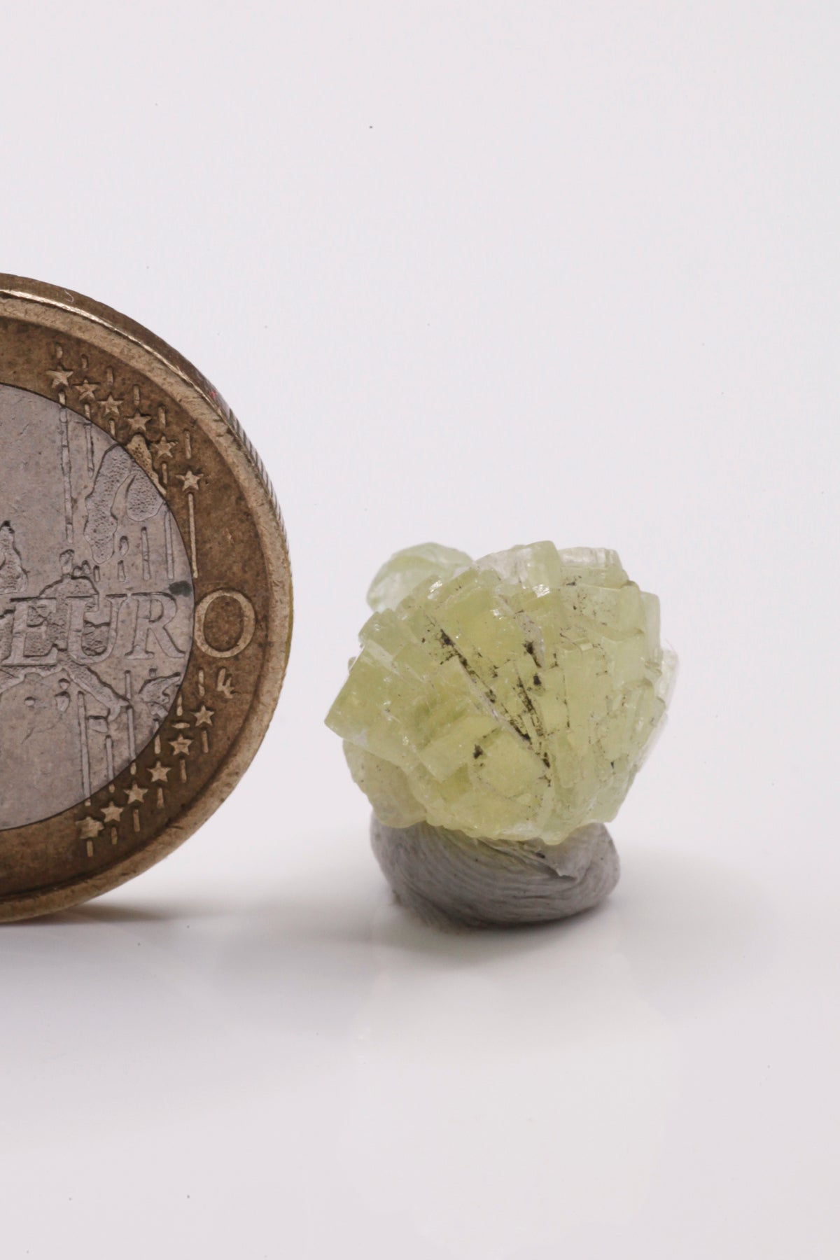 Prehnite - Mine Mineral Market : A122 Hübsche kleine gelbe Kristallkugel mit einem kleinen grünlichen Diopsid an der Seite