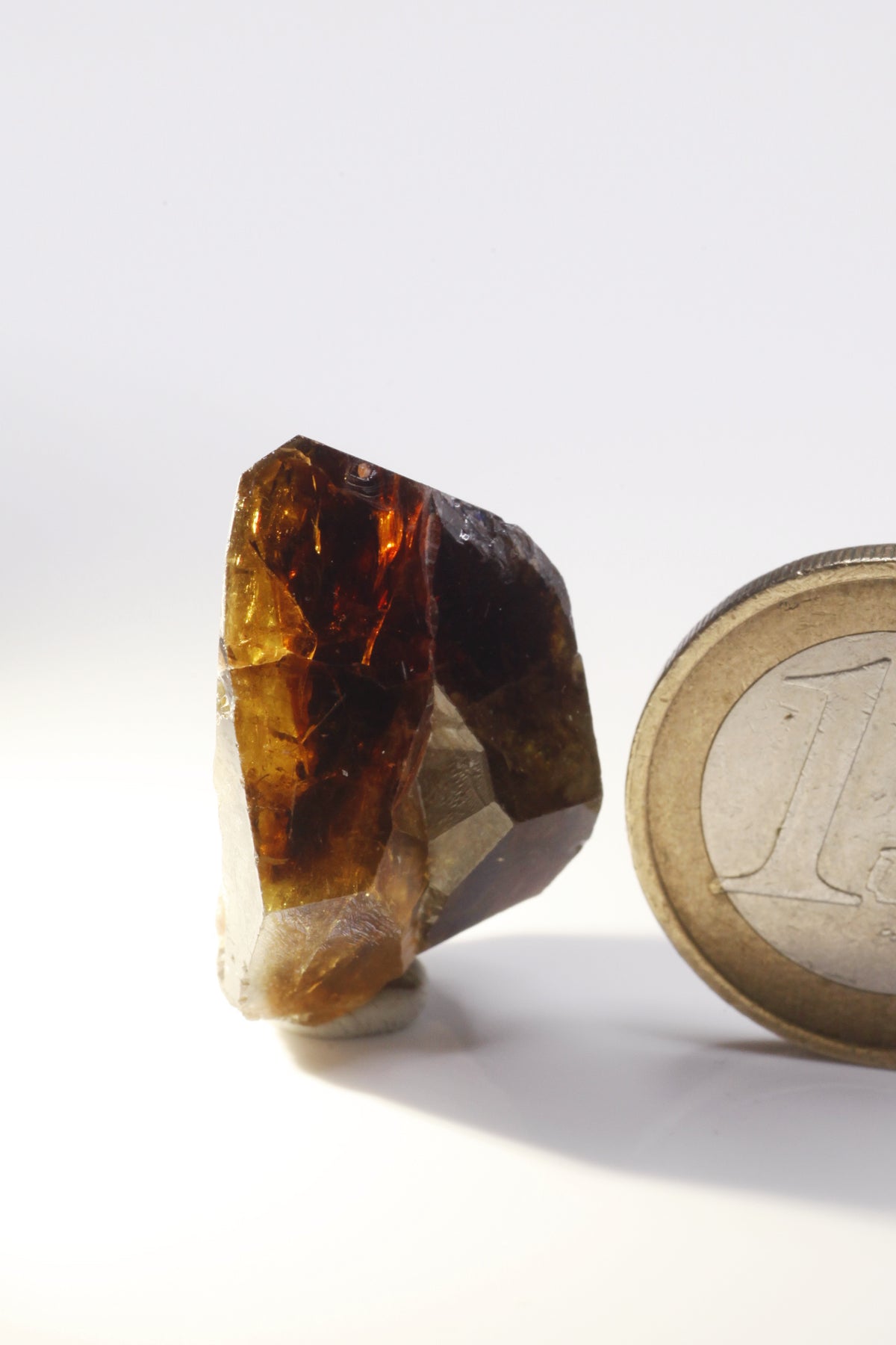Sphene - Mine Mineral Market : A133 Ein gelblich schwarzer Zwillingskristall mit sehr guten Endflächen.