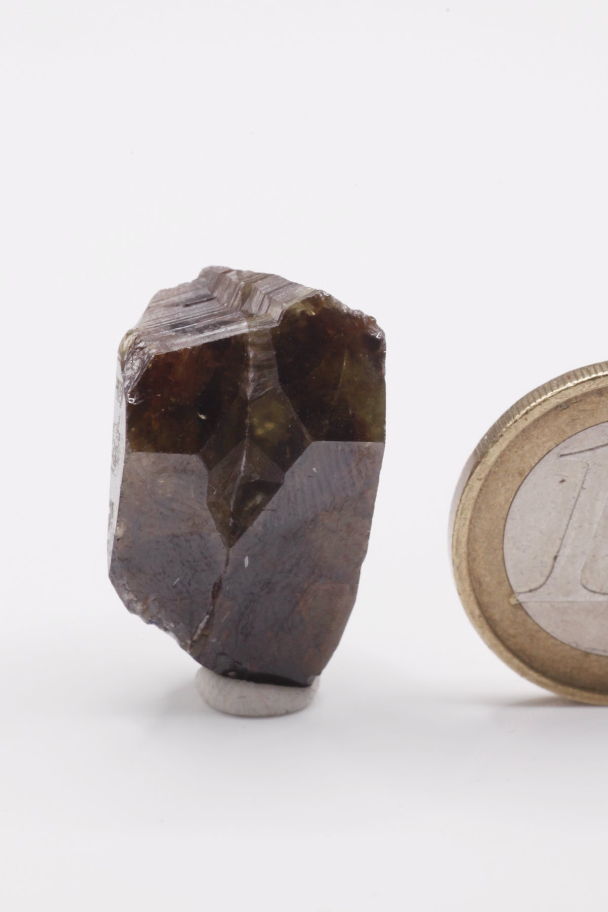 Sphene - Mine Mineral Market : A133 Ein gelblich schwarzer Zwillingskristall mit sehr guten Endflächen.