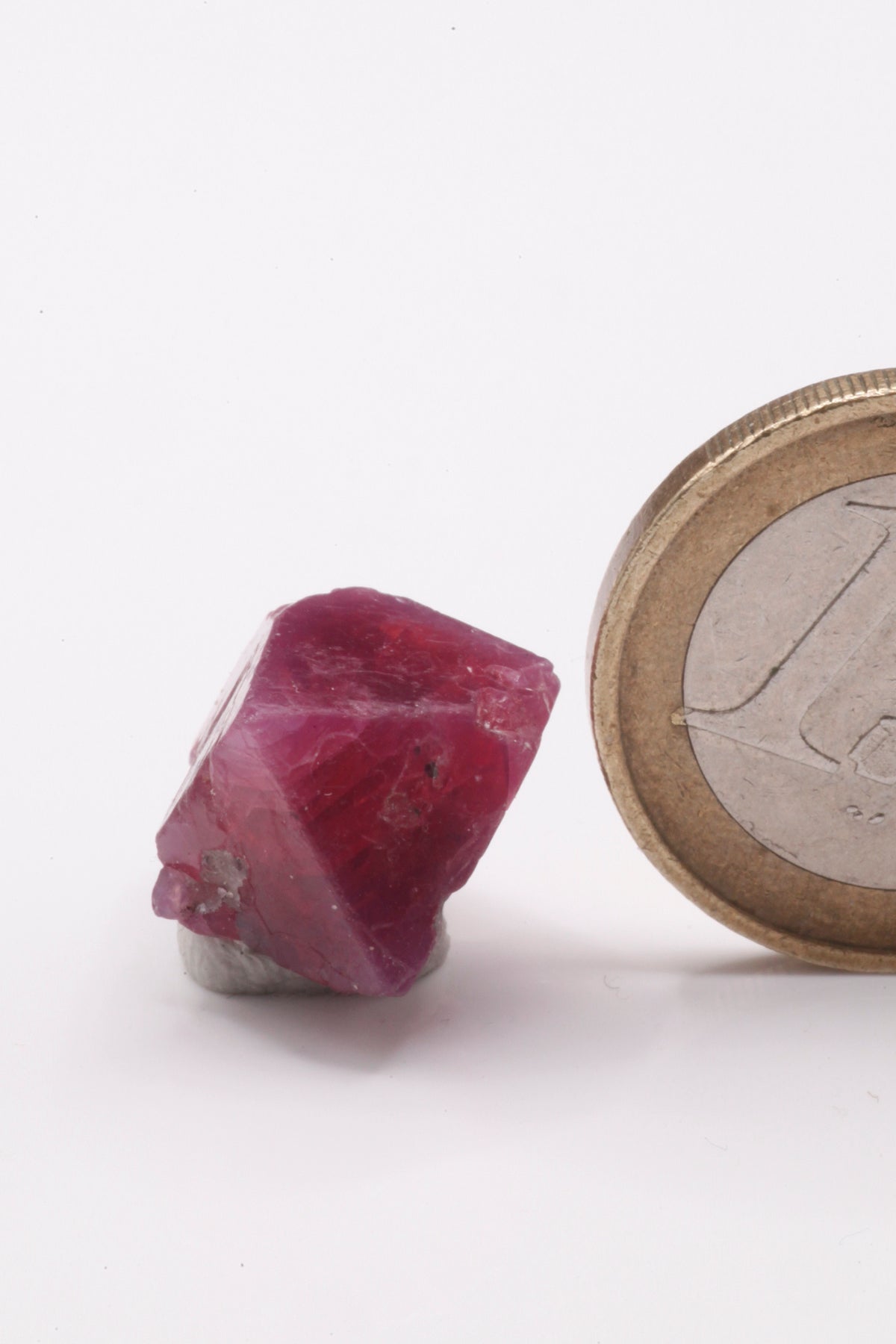 Spinel - Mine Mineral Market : A135 Der rot violette Oktaeder ist bis auf ein Drittel des Kristalls sehr gut ausgebildet. Die Flächen sind nahezu vollständig und haben einen guten Glanz.