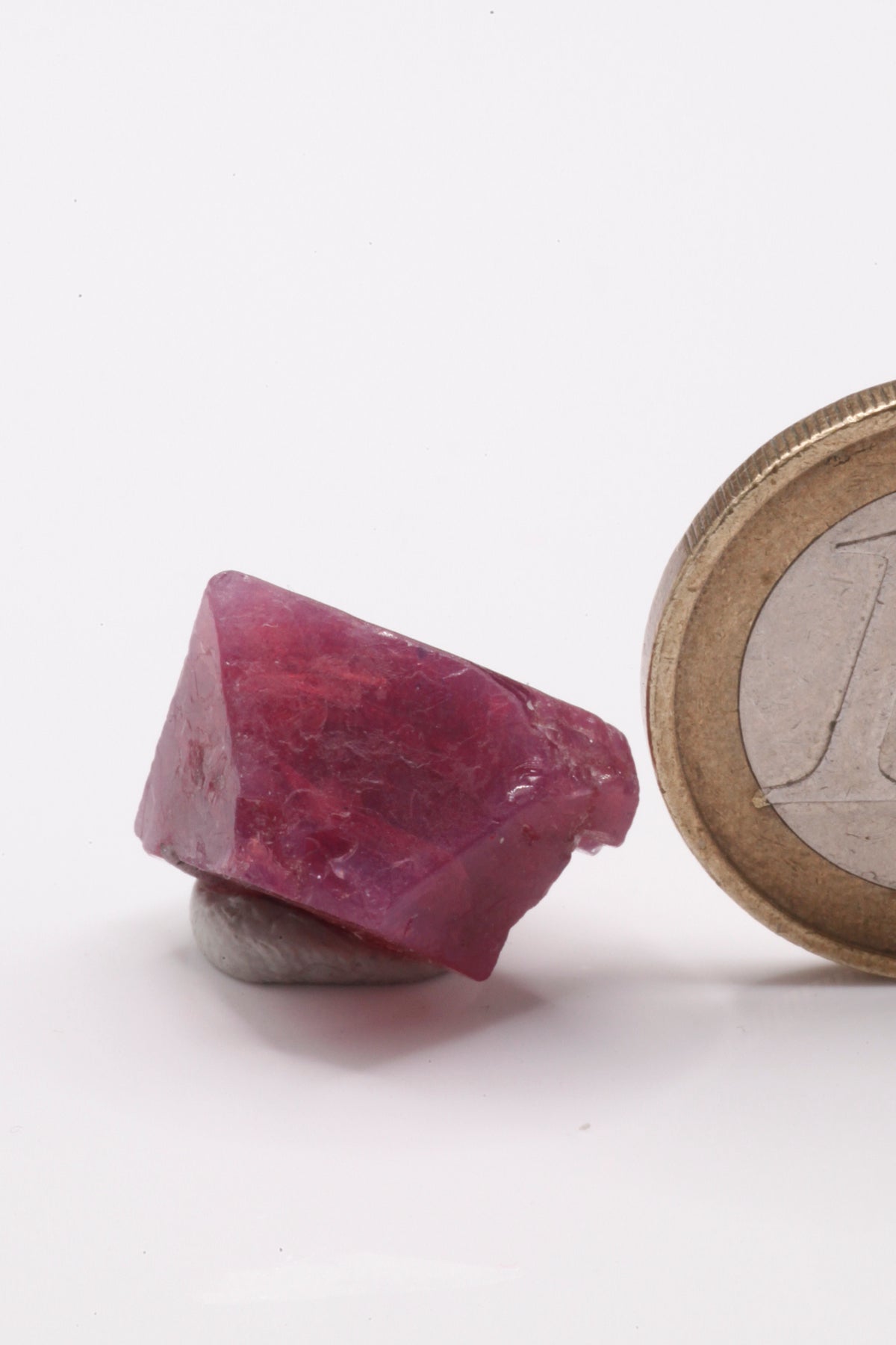 Spinel - Mine Mineral Market : A135 Der rot violette Oktaeder ist bis auf ein Drittel des Kristalls sehr gut ausgebildet. Die Flächen sind nahezu vollständig und haben einen guten Glanz.