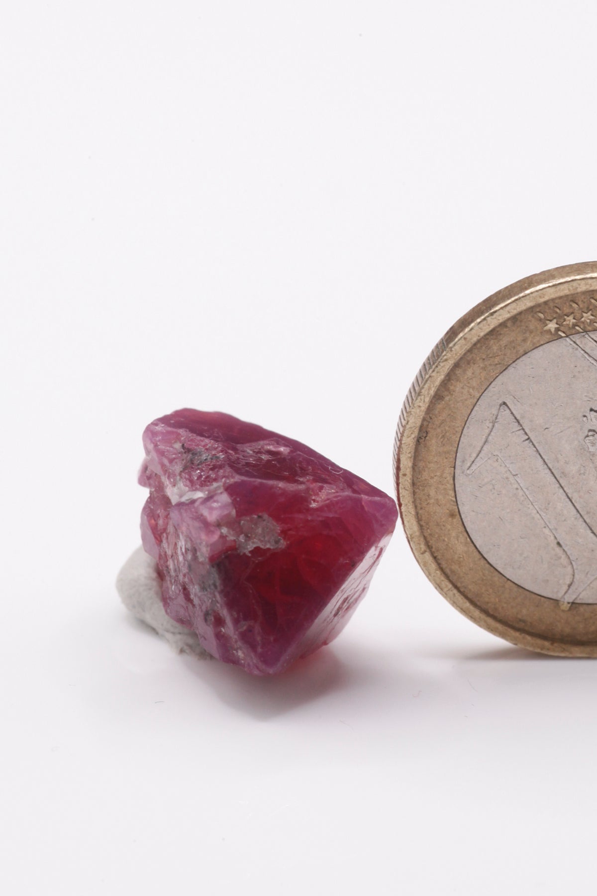 Spinel - Mine Mineral Market : A135 Der rot violette Oktaeder ist bis auf ein Drittel des Kristalls sehr gut ausgebildet. Die Flächen sind nahezu vollständig und haben einen guten Glanz.