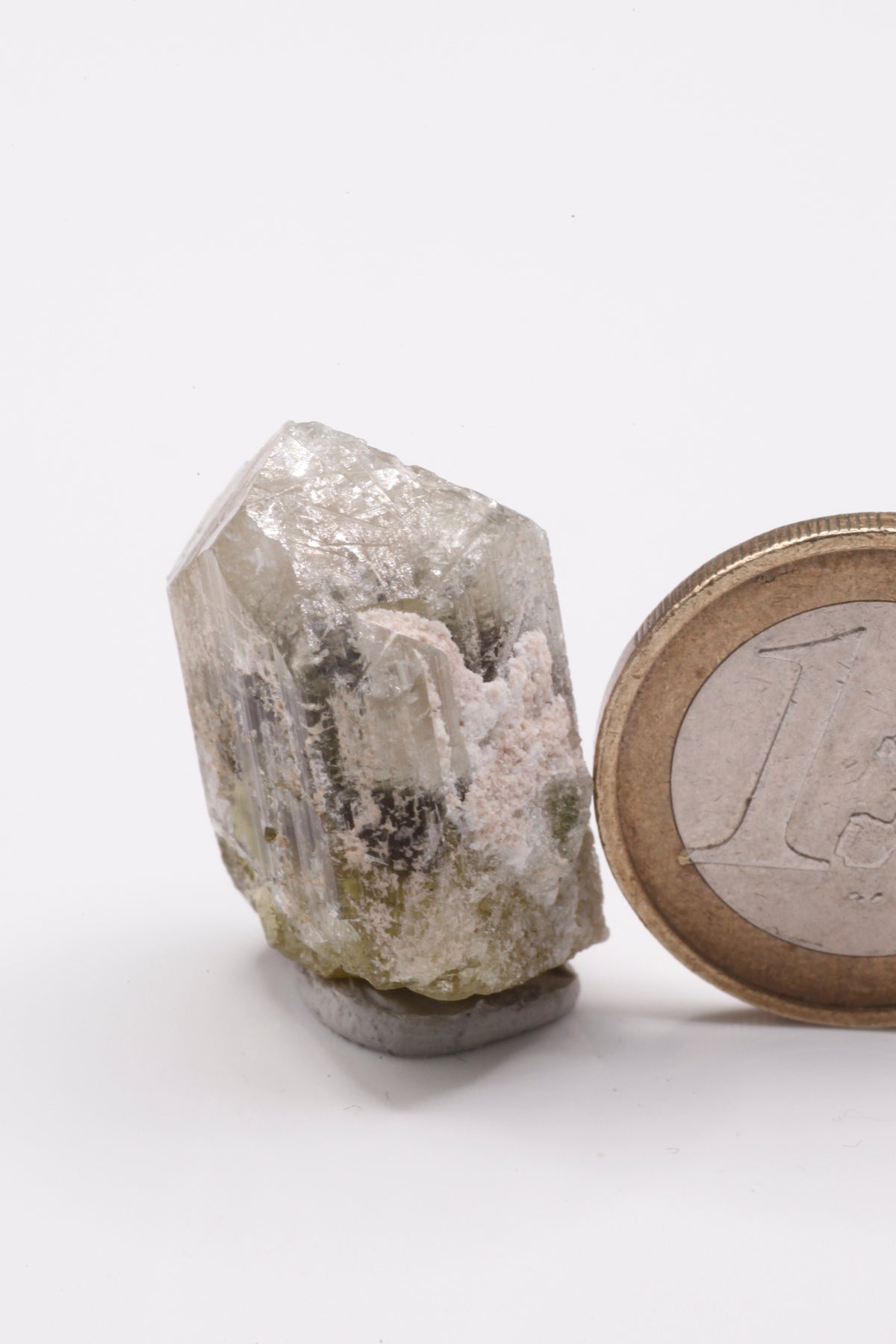 Kamana Tourmaline (Fe-Dravite)  - Mine Mineral Market :    A144 Dieser Dravit besitzt sehr gute Endflächen und drei deutliche Farbzonierungen von grüngelb über schwarz nach weiss. Außen etwas Matrix anhaftend.