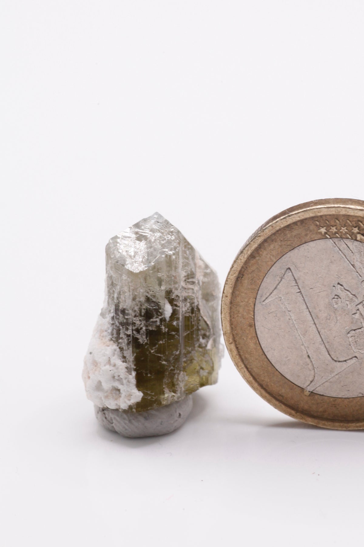 Kamana Tourmaline (Fe-Dravite) - Mine Mineral Market : A146 Ein dreizoniger (grün/schwarz/weiss) Turmalin mit sehr guten Endflächen, die Rückseite des Kristalls und die Hälfte der Spitze ist von Matrix überzogen.