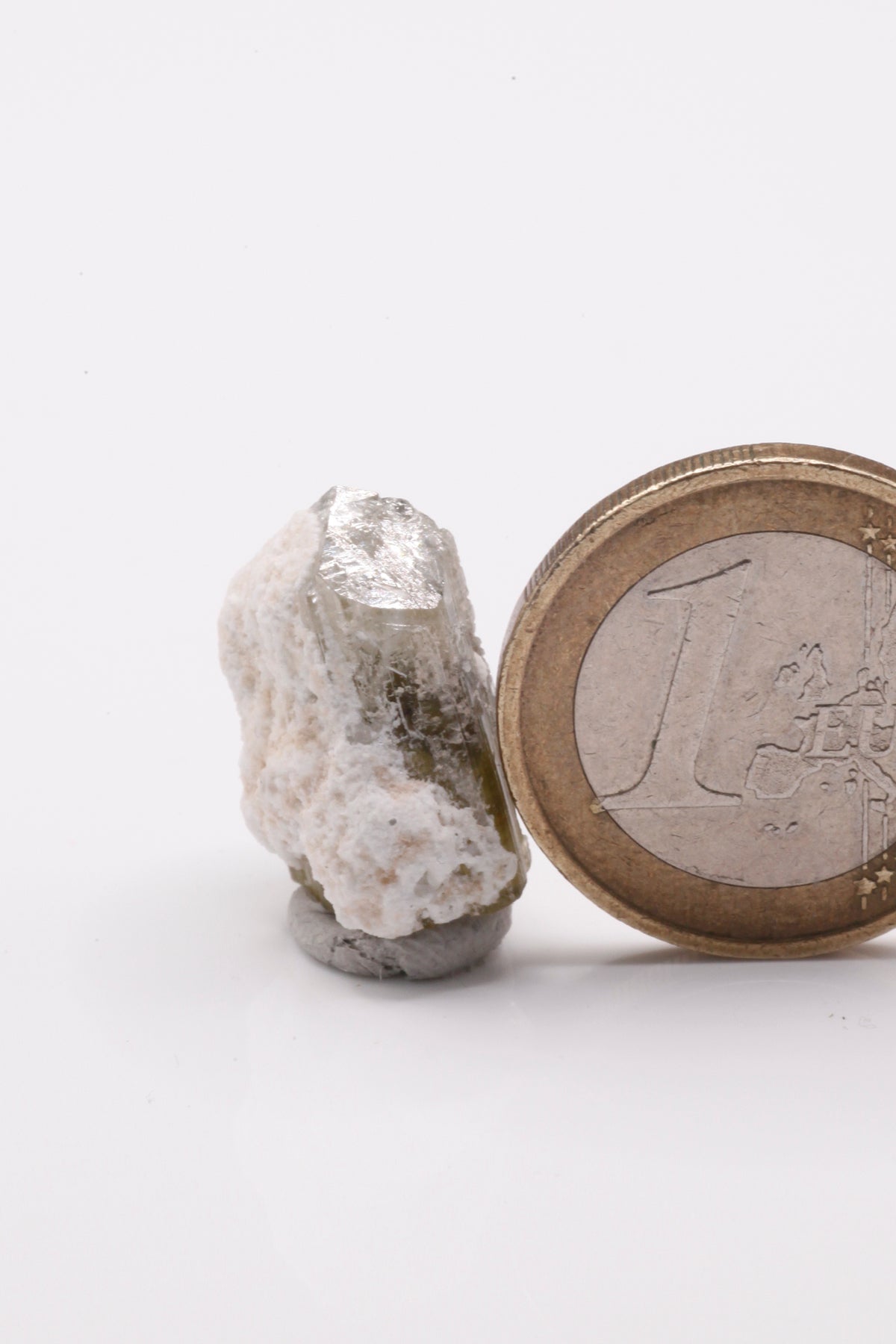 Kamana Tourmaline (Fe-Dravite) - Mine Mineral Market : A146 Ein dreizoniger (grün/schwarz/weiss) Turmalin mit sehr guten Endflächen, die Rückseite des Kristalls und die Hälfte der Spitze ist von Matrix überzogen.