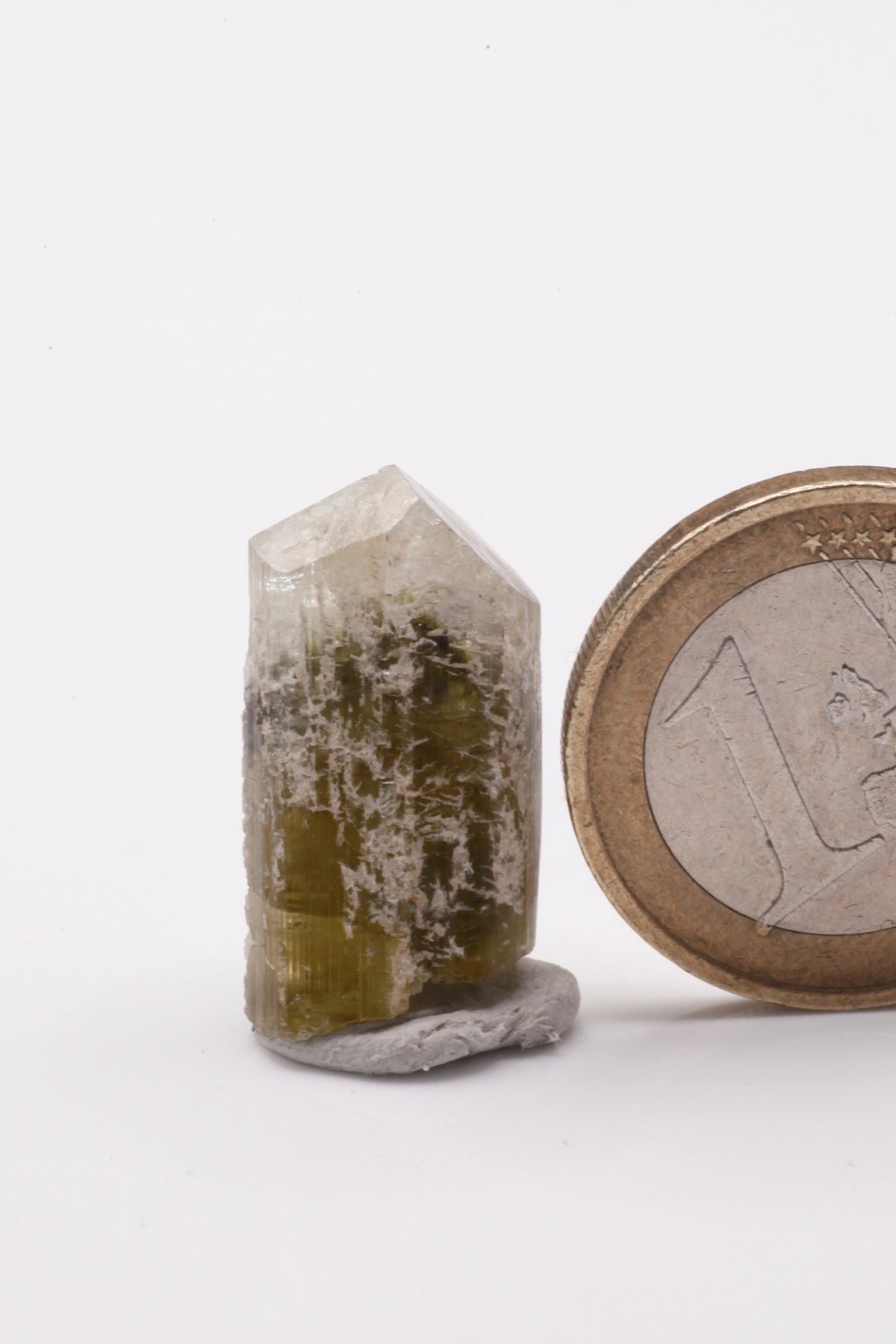 Kamana Tourmaline (Fe-Dravite) - Mine Mineral Market : A147 Ein schöner dreizoniger Fe-Dravit mit sehr guten Endflächen. An der Seite etwas Matrix anhaftend.