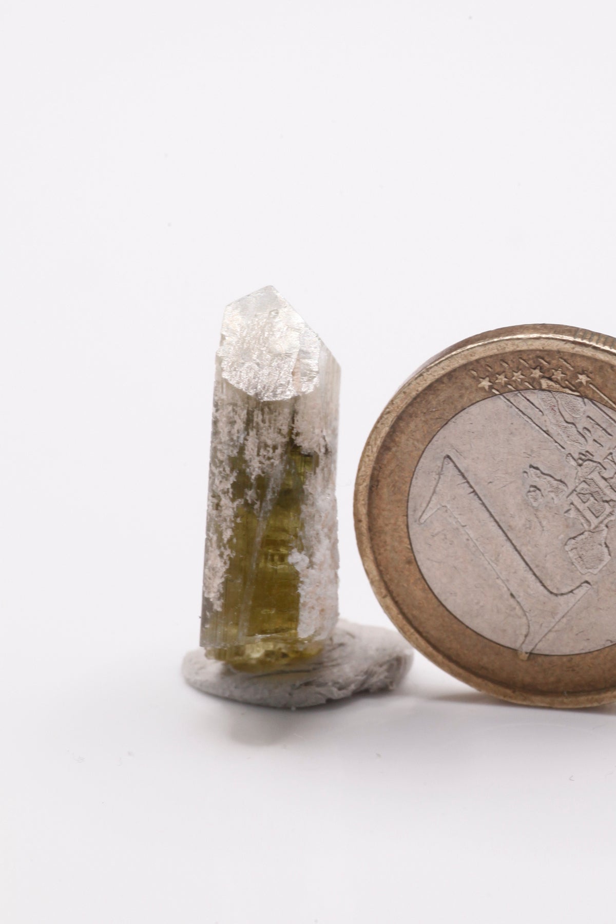 Kamana Tourmaline (Fe-Dravite) - Mine Mineral Market : A147 Ein schöner dreizoniger Fe-Dravit mit sehr guten Endflächen. An der Seite etwas Matrix anhaftend.