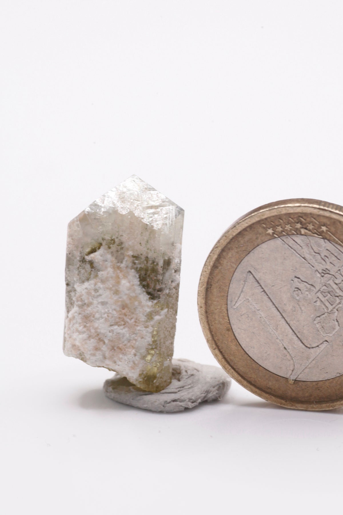 Kamana Tourmaline (Fe-Dravite) - Mine Mineral Market : A147 Ein schöner dreizoniger Fe-Dravit mit sehr guten Endflächen. An der Seite etwas Matrix anhaftend.