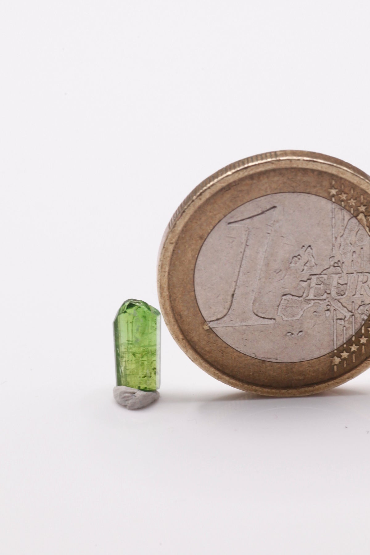 Chrome-Dravite - Mine Mineral Market : A157 Sehr kleiner aber leuchtend grüner Kristall mit sehr guten Endflächen.