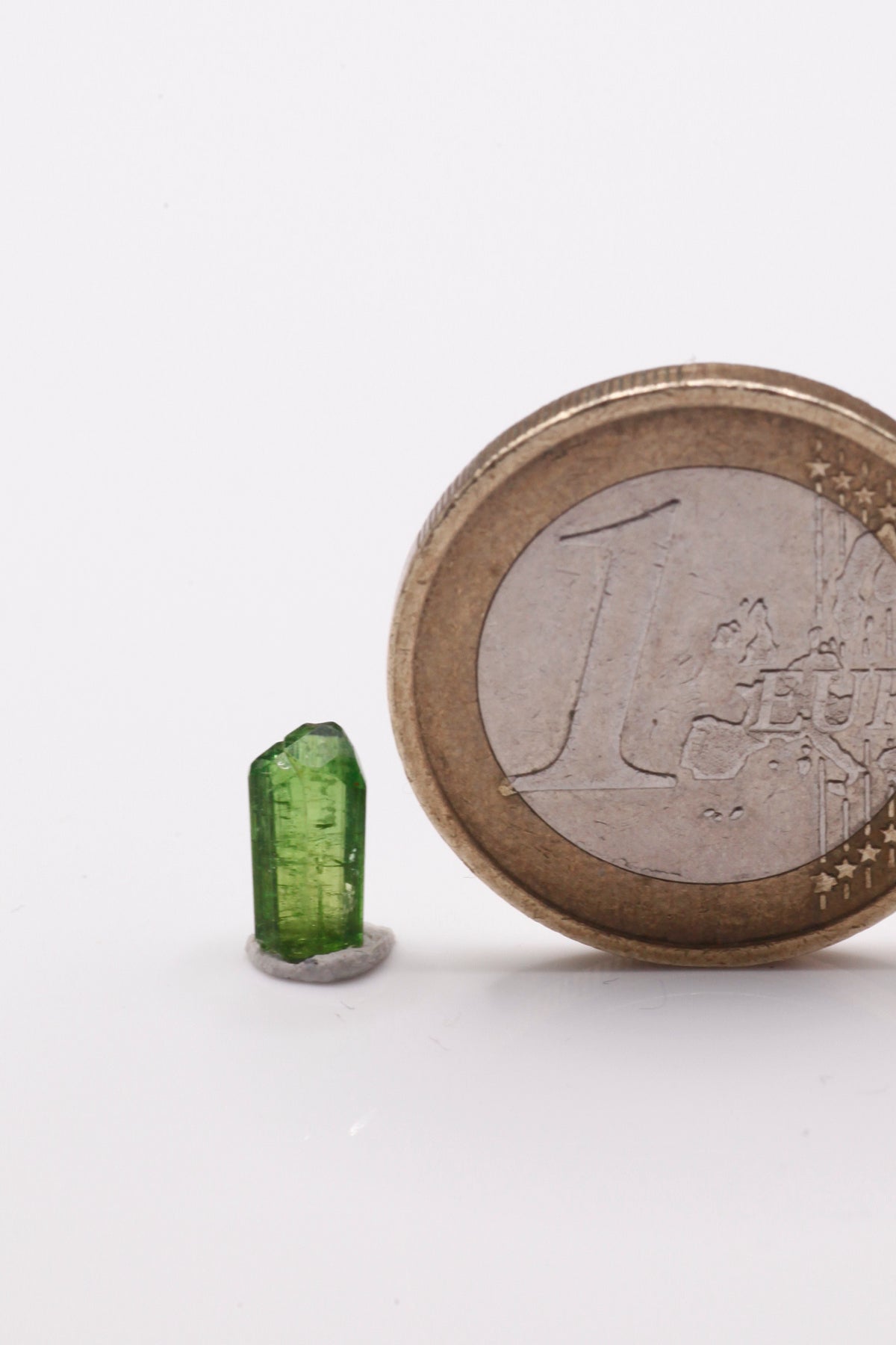 Chrome-Dravite - Mine Mineral Market : A157 Sehr kleiner aber leuchtend grüner Kristall mit sehr guten Endflächen.