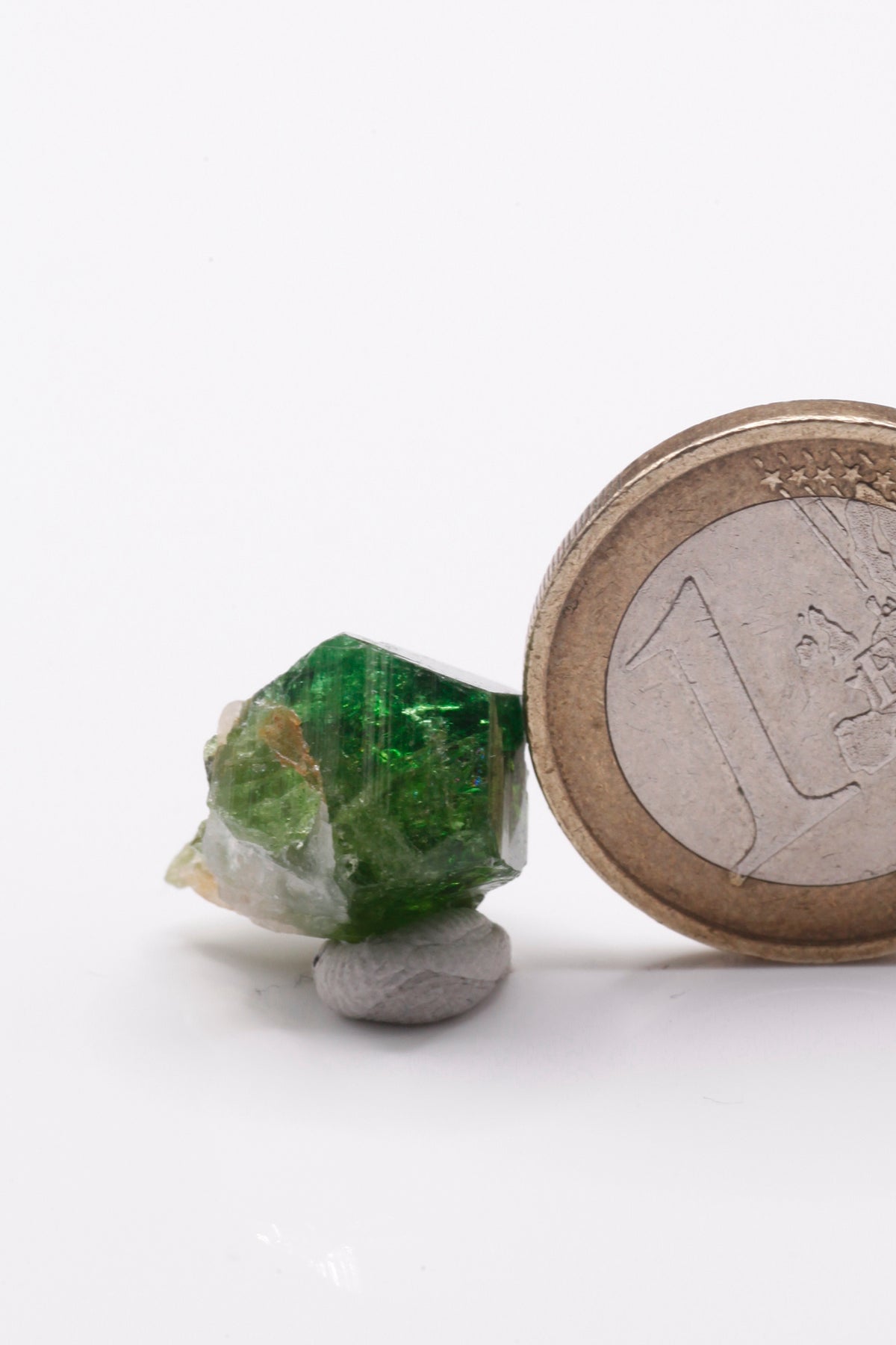 Chrome-Dravite  - Mine Mineral Market :    A163 Chrom-Dravit mit hervorragender kräftig dunkelgrüner Farbe und ausgezeichnetem Glanz. Die Rückseite des Kristalls fehlt.