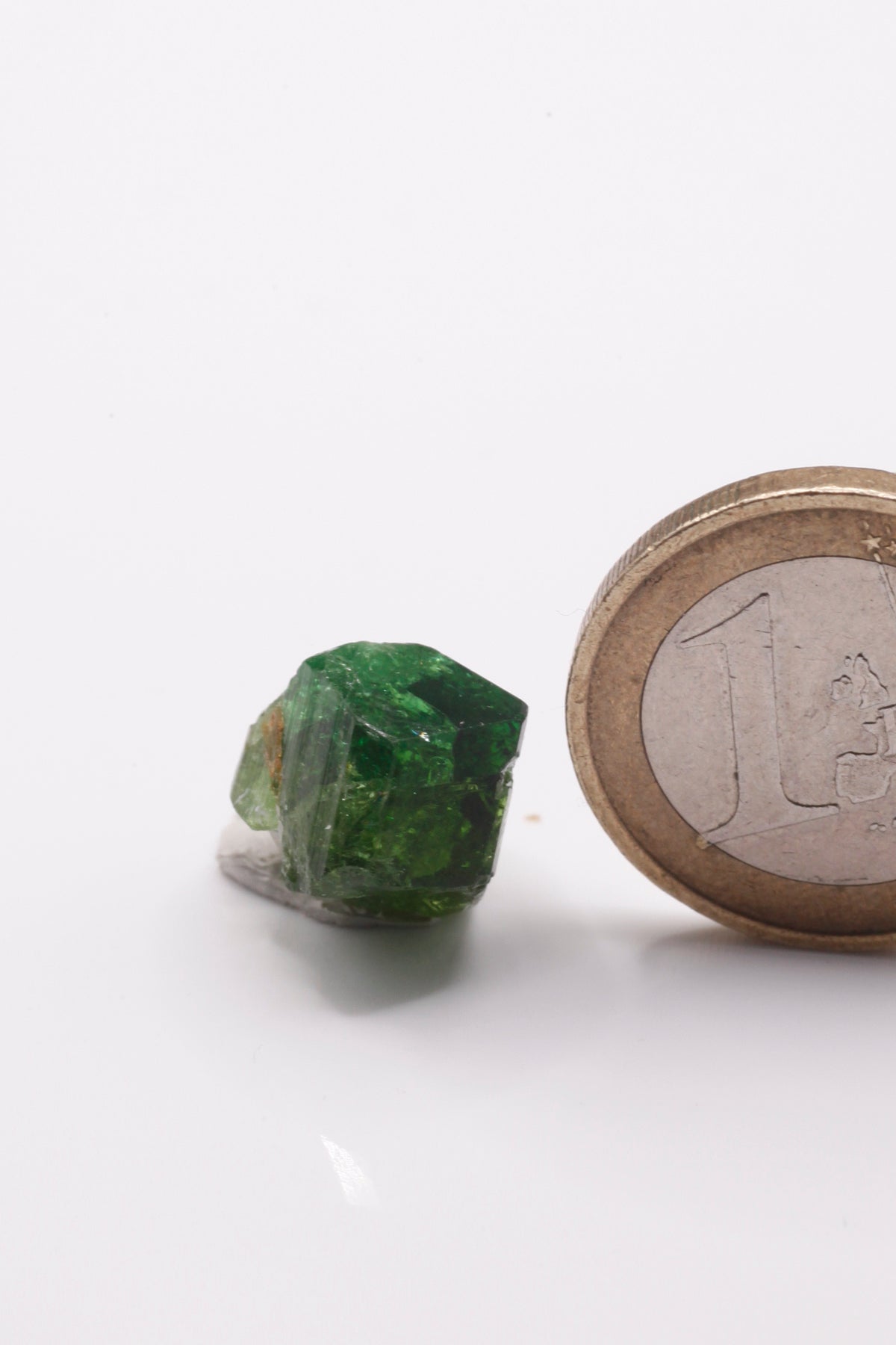 Chrome-Dravite  - Mine Mineral Market :    A163 Chrom-Dravit mit hervorragender kräftig dunkelgrüner Farbe und ausgezeichnetem Glanz. Die Rückseite des Kristalls fehlt.