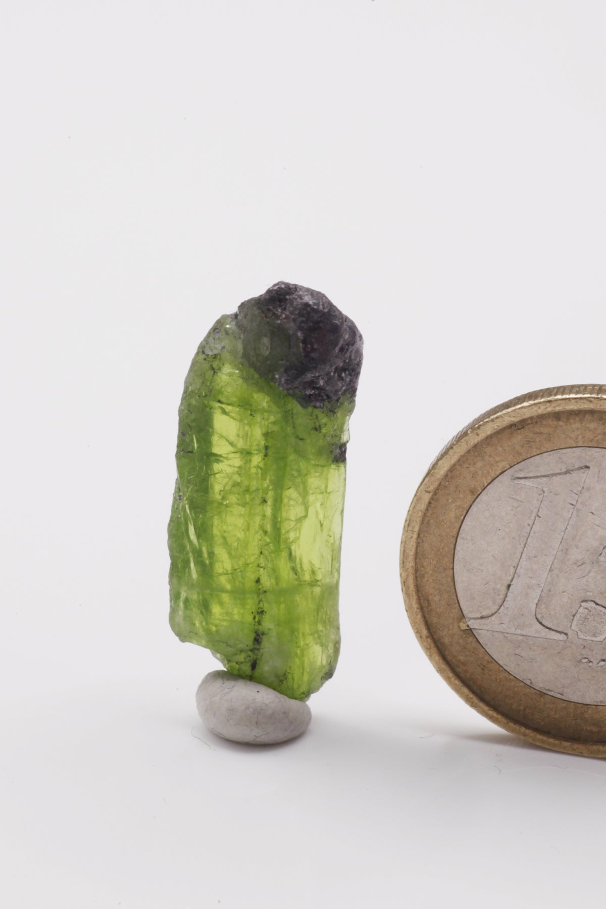 Tremolite - Mine Mineral Market : A173 Grüner Kristall mit Endflächen und Graphit Matrix