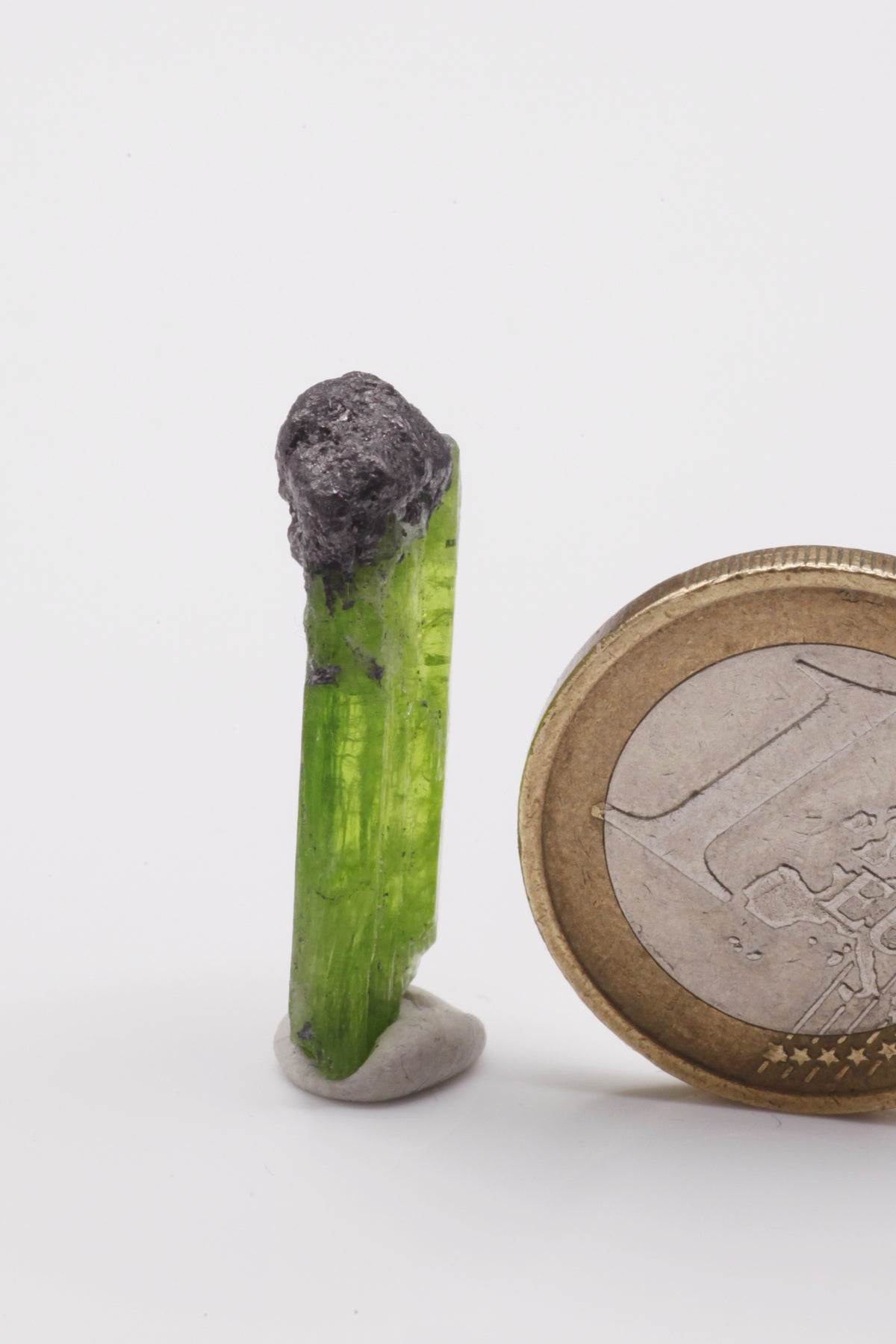 Tremolite - Mine Mineral Market : A173 Grüner Kristall mit Endflächen und Graphit Matrix