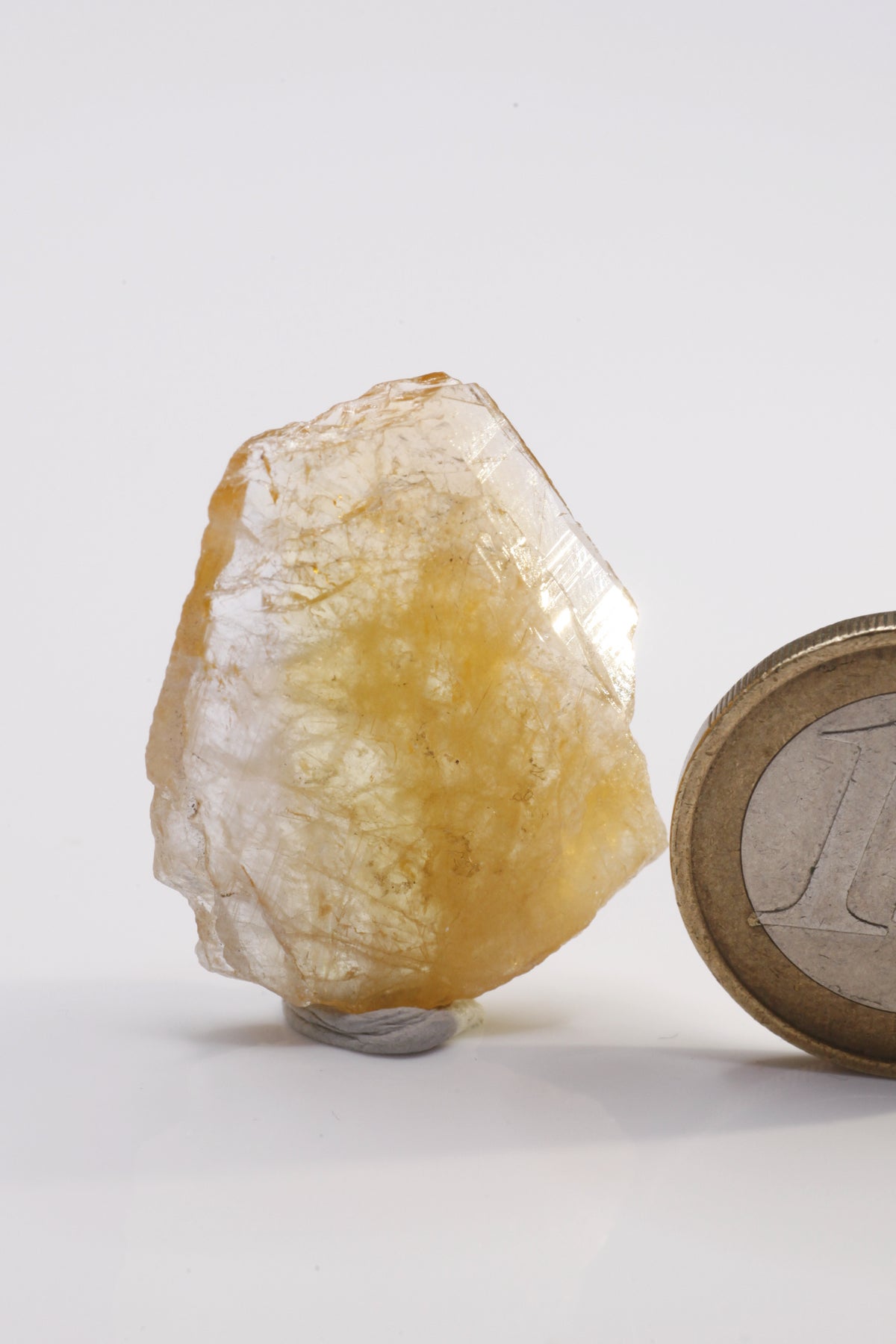 Mg-Axinite  - Mine Mineral Market :    A174 Schön orangefarbener Kristall des seltenen Minerals, transparent bis in Teilen nahezu klar und mit Endfläche.
