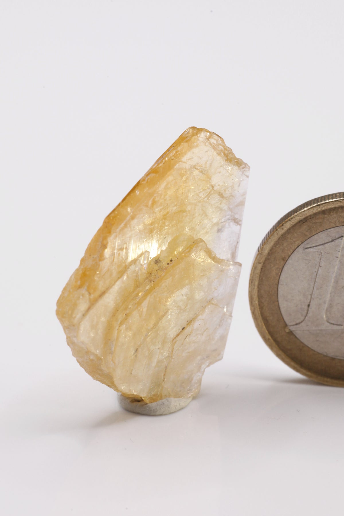 Mg-Axinite  - Mine Mineral Market :    A174 Schön orangefarbener Kristall des seltenen Minerals, transparent bis in Teilen nahezu klar und mit Endfläche.
