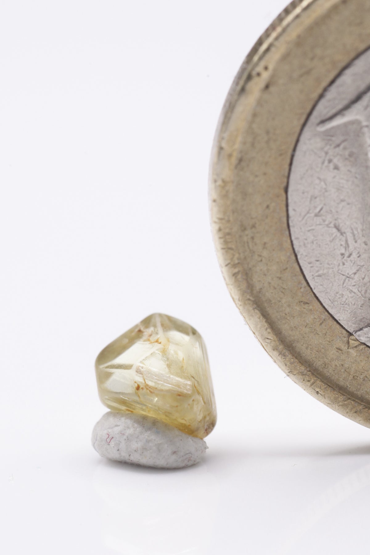 Chrysoberyl  - Mine Mineral Market :    A180 Ein unbeschädigter goldgelber Chrysoberyll - Kontaktzwilling, schön klar, mit sehr gutem Glanz und nur wenigen minimal abgerundeten Kanten, was für einen kurzen Transport im Flussbett spricht.